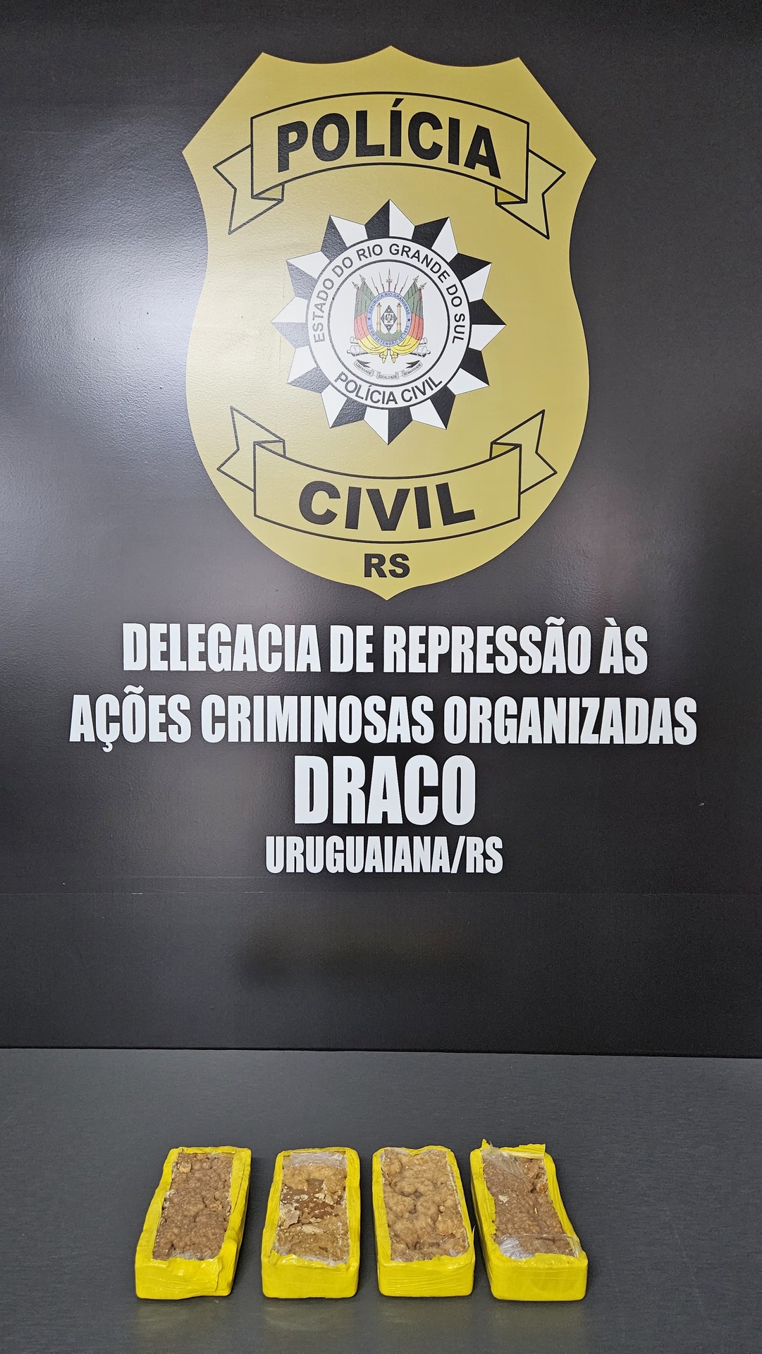 Drogas estavam escondidas em depósito de sucata ao lado da casa dos pais do suspeito