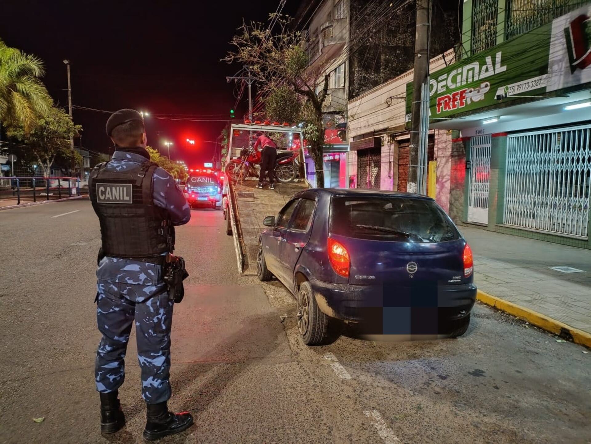O condutor foi autuado e o carro removido ao depósito por licenciamento vencido.