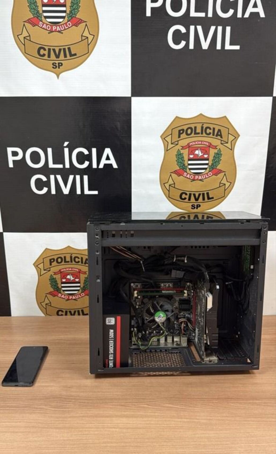 Mandado de busca e apreensão em SP apreende celular e computador do suspeito.