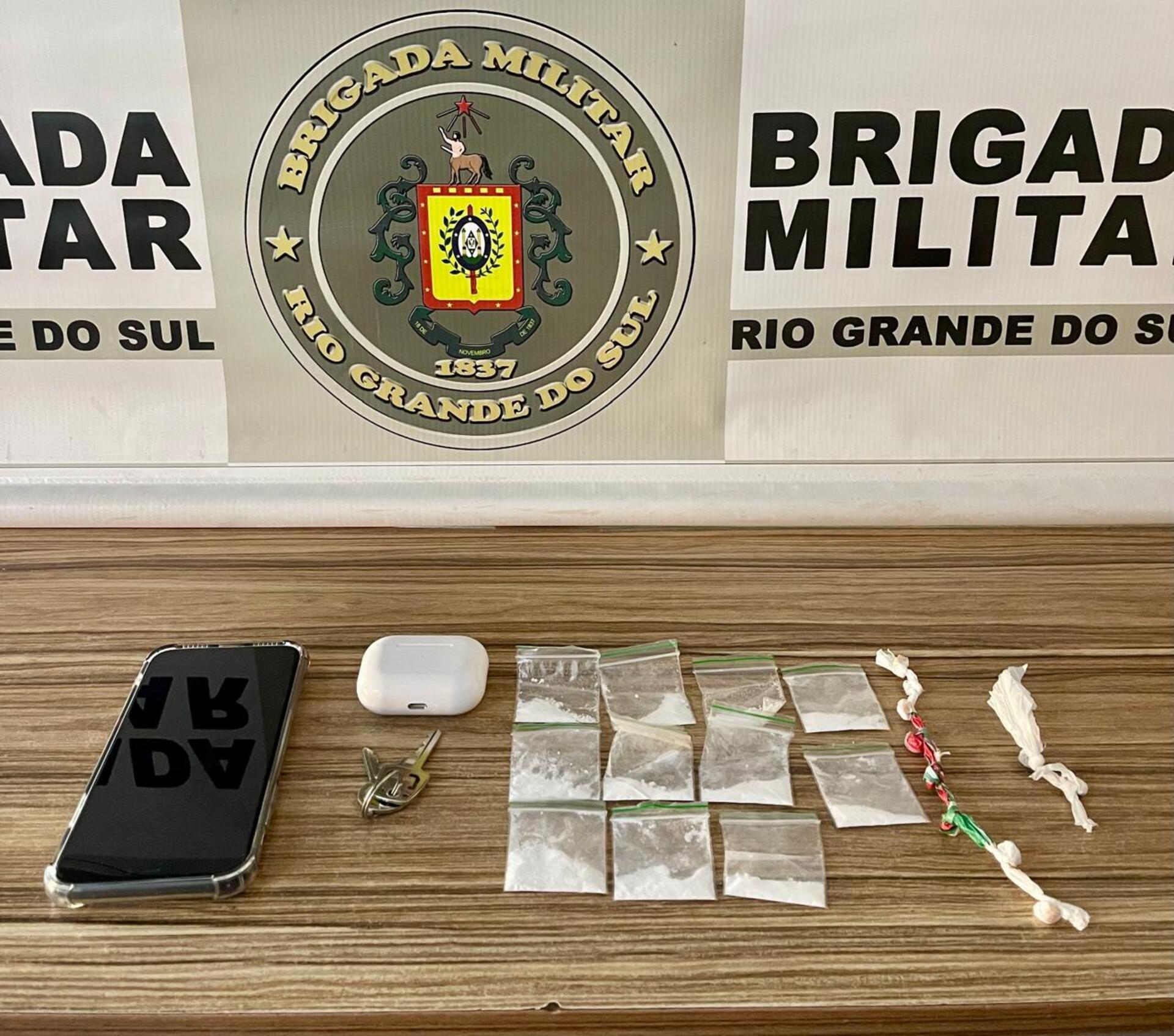 Durante a abordagem, foram encontradas porções de cocaína e crack com o suspeito.