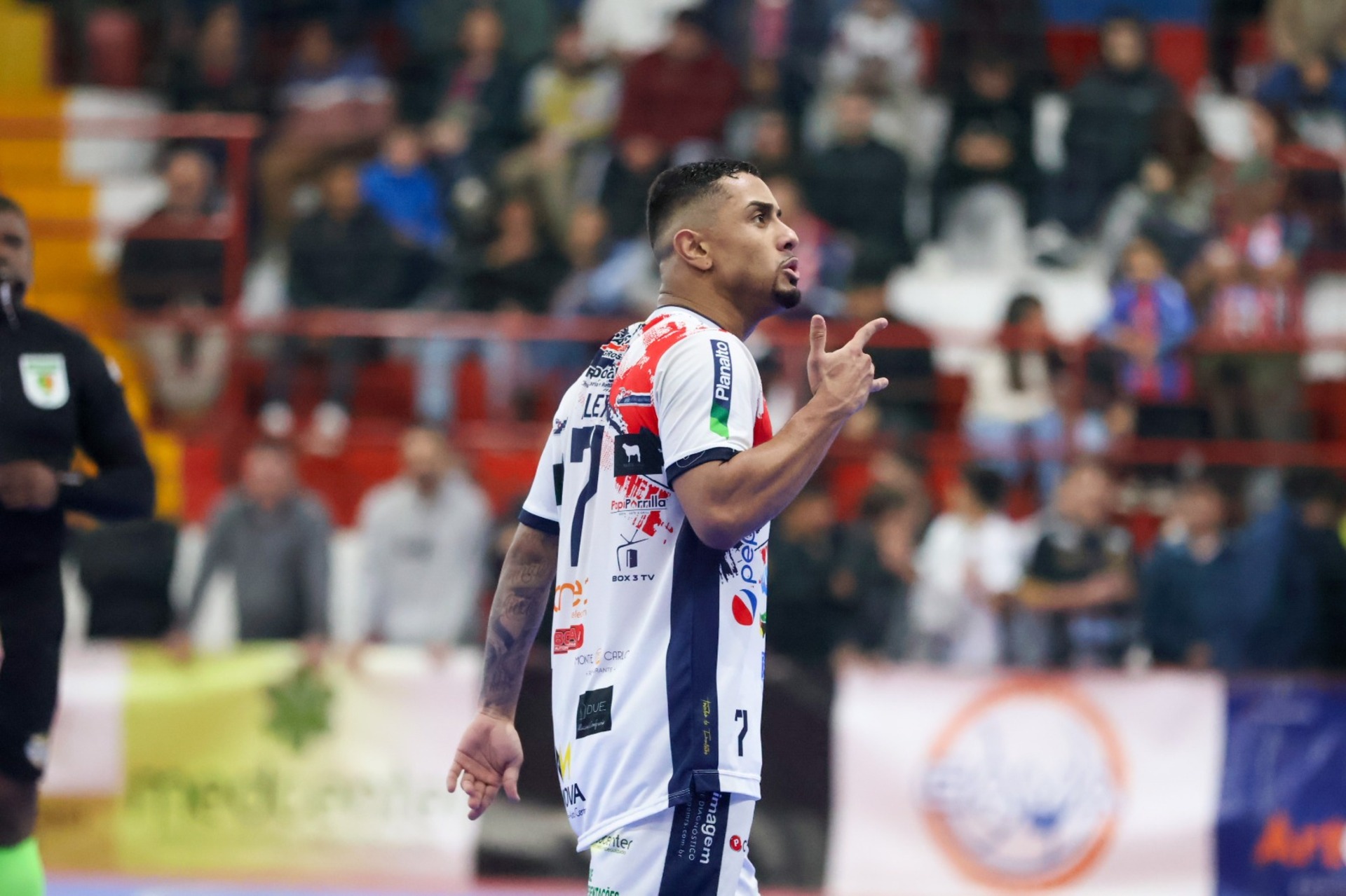 Alex marcou duas vezes e foi o destaque do jogo