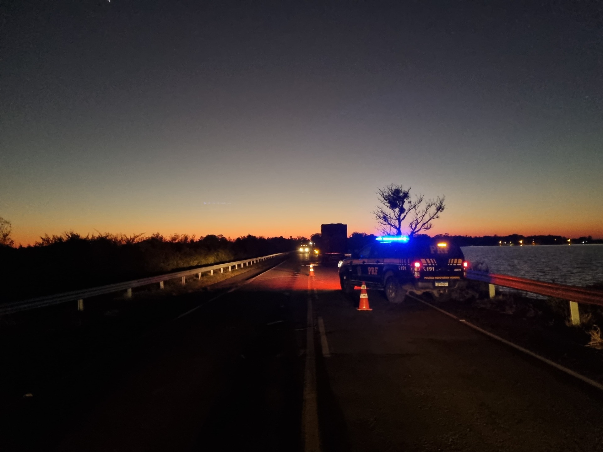 Incêndio atinge parte traseira de veículo de carga na ponte do Sanchuri.