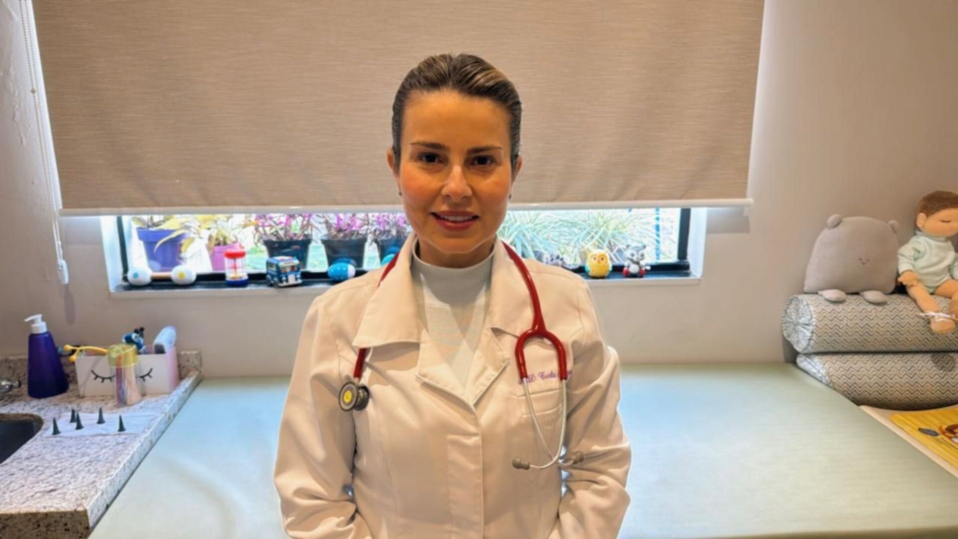 Médica Carla Argemi destaca importância da prevenção, com medidas como vacinação e evitar aglomerações e tabaco.