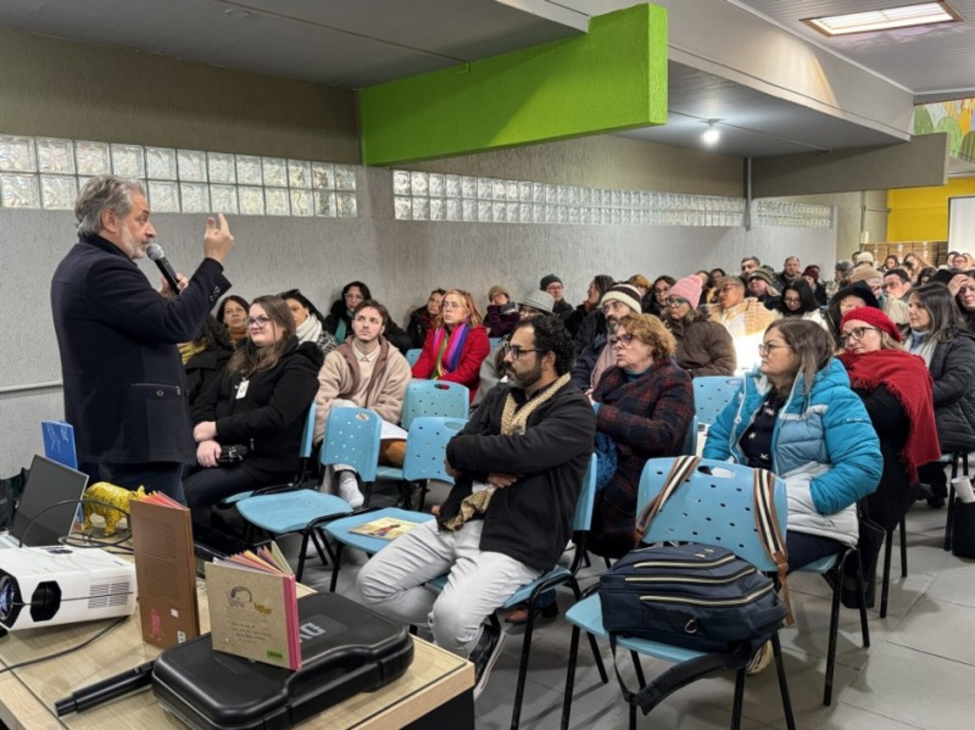 Projeto Autor Presente promove encontros literários e capacitação para professores, incentivando a leitura como ferramenta de transformação social.