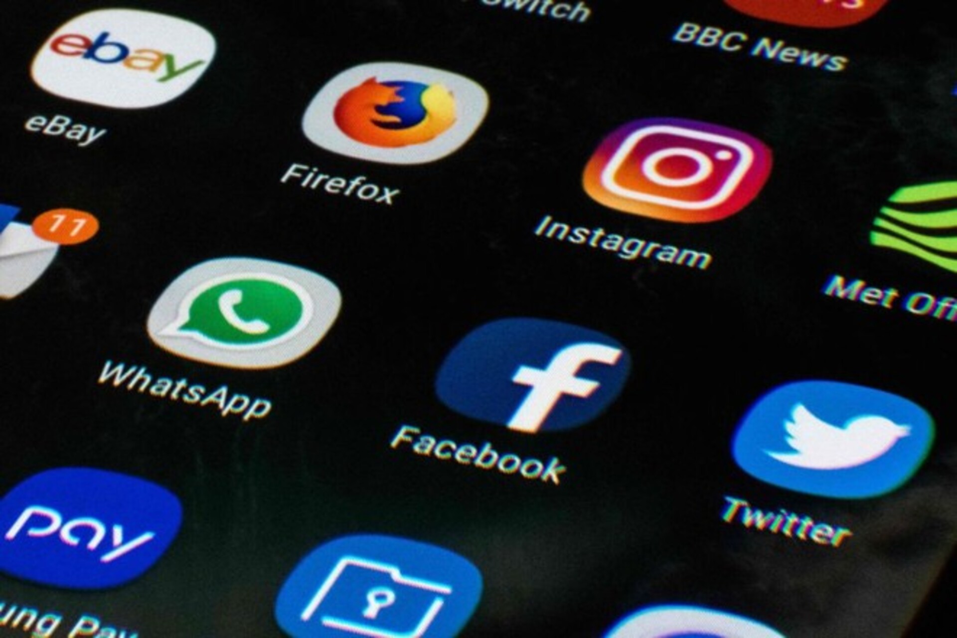 O Superior Tribunal de Justiça decidiu que juízes podem consultar perfis públicos de investigados em redes sociais para fundamentar prisões preventivas ou outras medidas cautelares, desde que o acesso seja restrito a informações públicas.