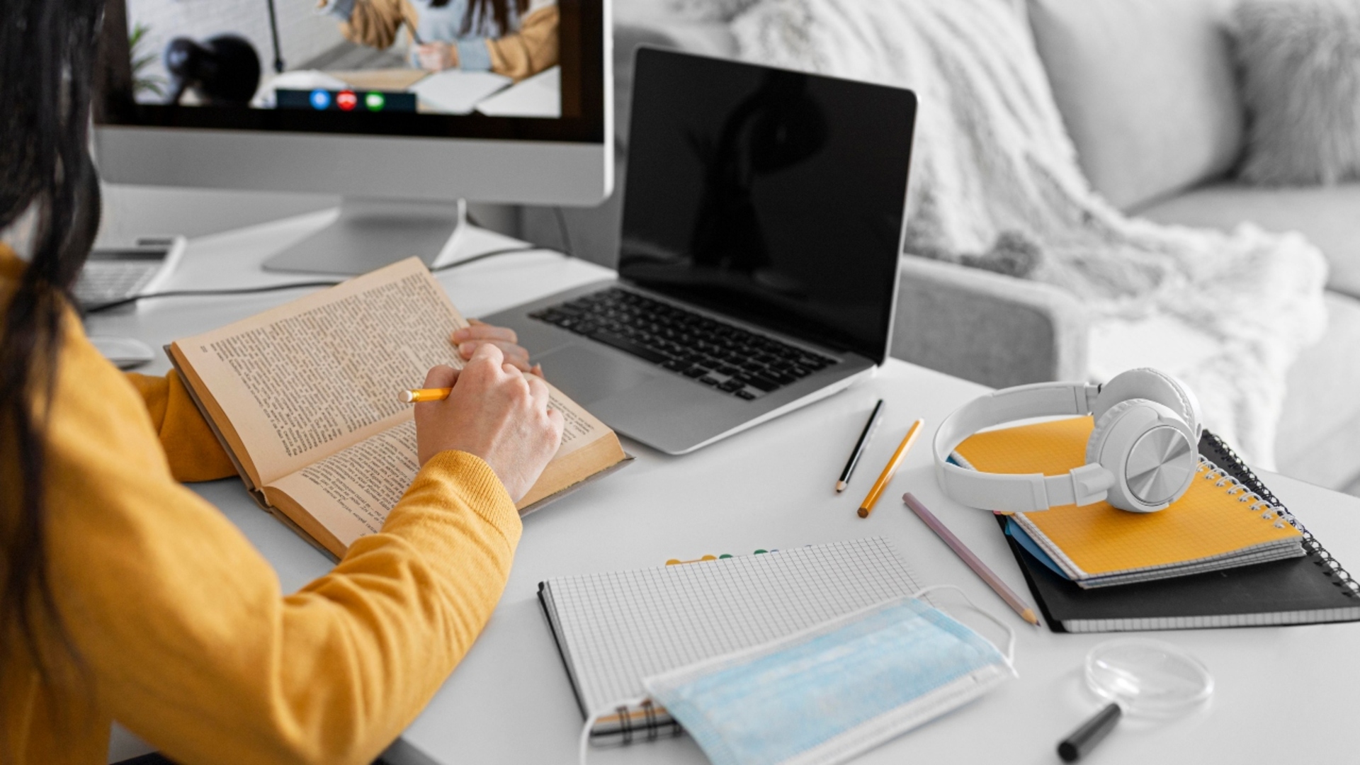 A mudança reflete fatores como custo, acessibilidade e infraestrutura. Pedagogia lidera a procura na EaD, enquanto Medicina e Direito seguem entre os mais disputados no ensino presencial.