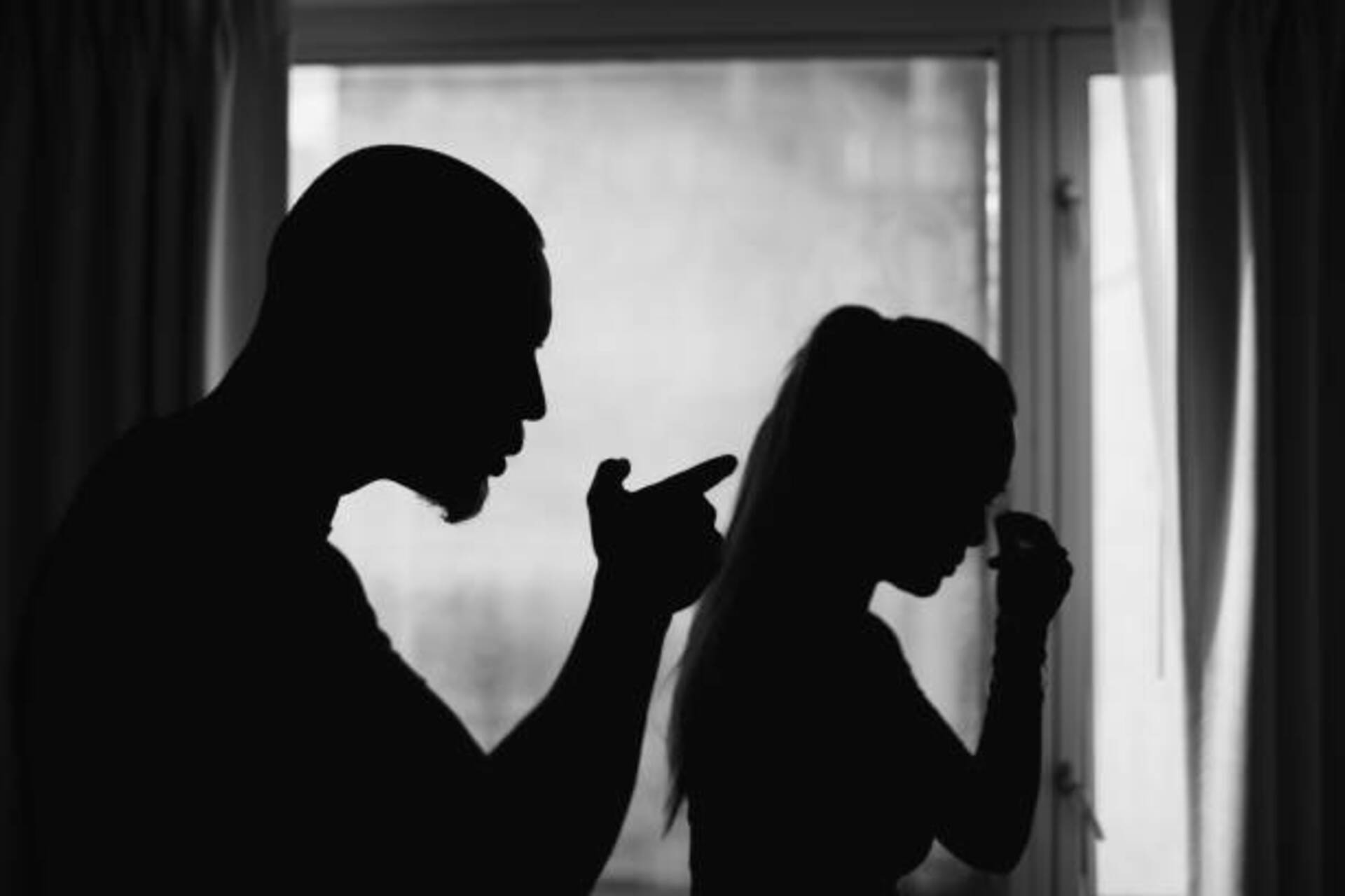 O Brasil registrou 1.492 feminicídios em 2024, o que equivale a quatro mulheres assassinadas por dia. As tentativas também cresceram, somando 3.870 casos — um aumento de 19% em relação ao ano anterior.