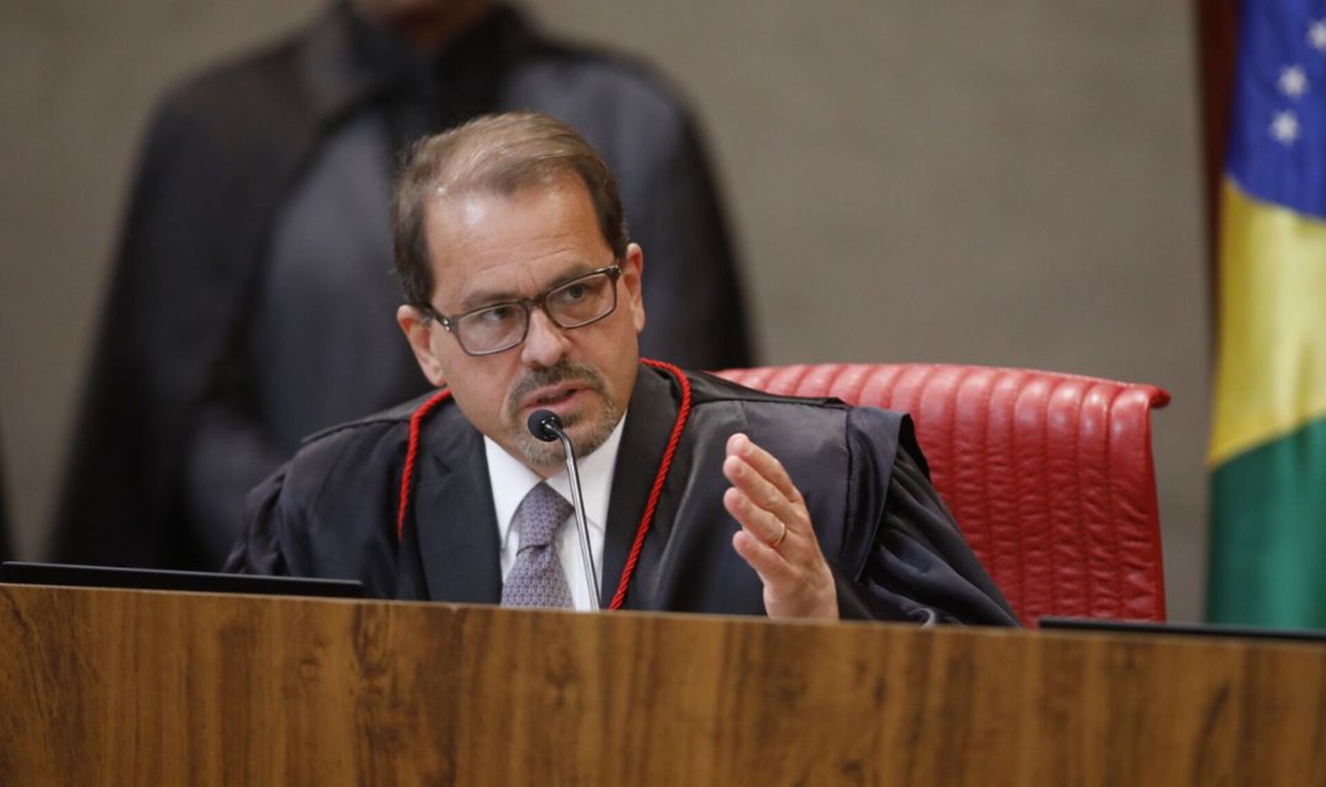 Especialistas alertam que, diferente de decisões judiciais que suspendem a rejeição, a prescrição apenas impede a aplicação da sanção, sem necessariamente anular a irregularidade. Ainda não há julgamento final sobre o tema pelo TSE.