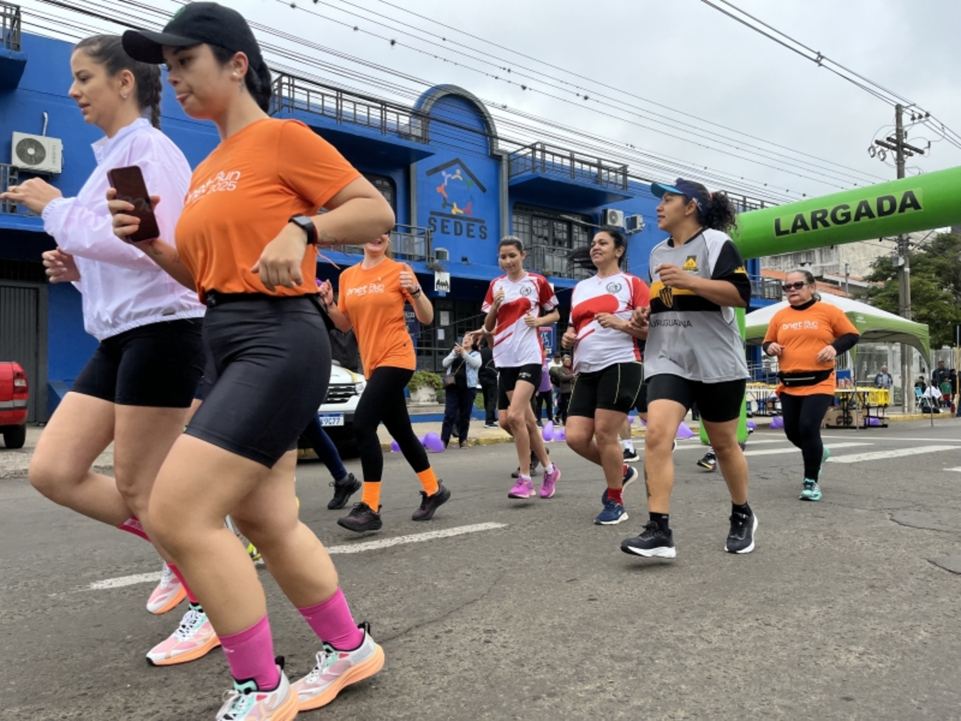 A 1ª Corrida de Enfrentamento à Violência Contra a Mulher reuniu 120 participantes em um percurso de 5 km, unindo esporte e solidariedade para apoiar a causa e arrecadar tênis para a Loja Solidária Irmã Dulce.