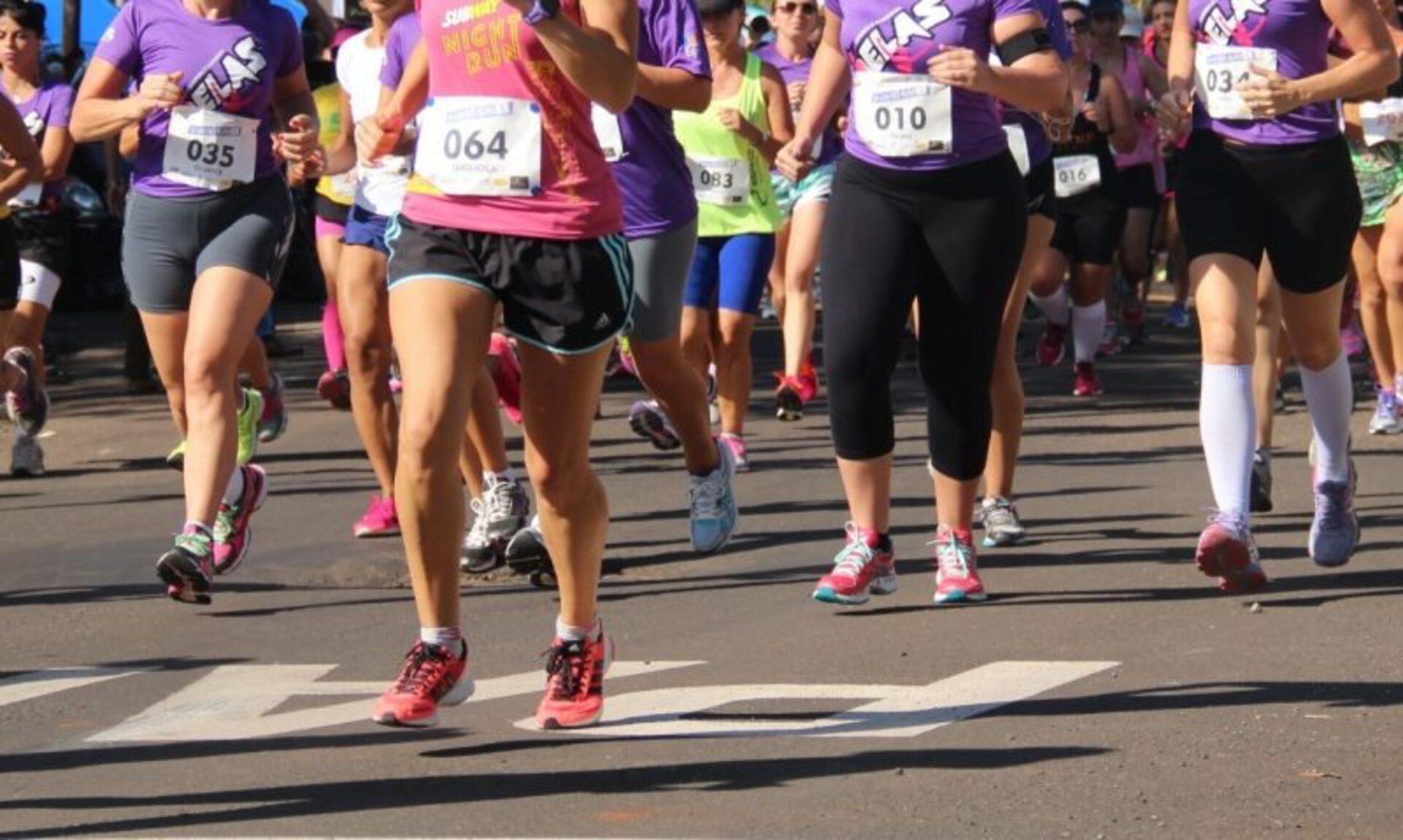 Corrida ocupa as ruas para denunciar e mobilizar contra a violência doméstica.
