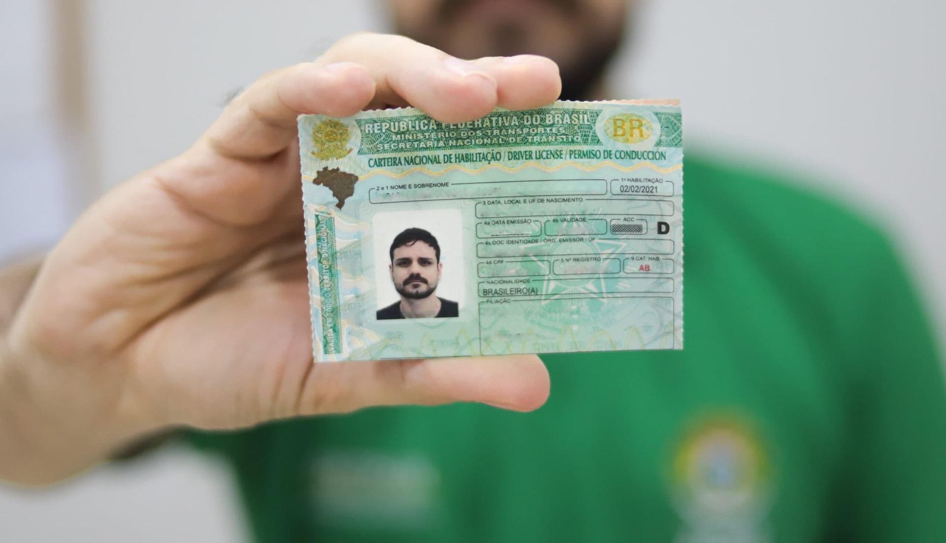 O Rio Grande do Sul tem um dos maiores custos do país para obter a CNH nas categorias AB, com valor médio de R$ 4.568,96, incluindo exames, aulas e taxas. Em Uruguaiana, o valor pode ser parcelado, mas ainda representa uma barreira para muitos, especialmente jovens e pessoas de baixa renda.