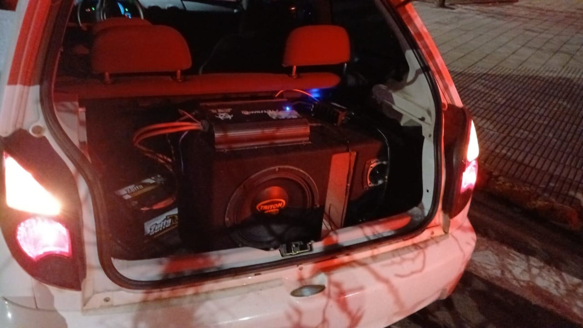 Automóvel é levado ao depósito após denúncia de barulho.