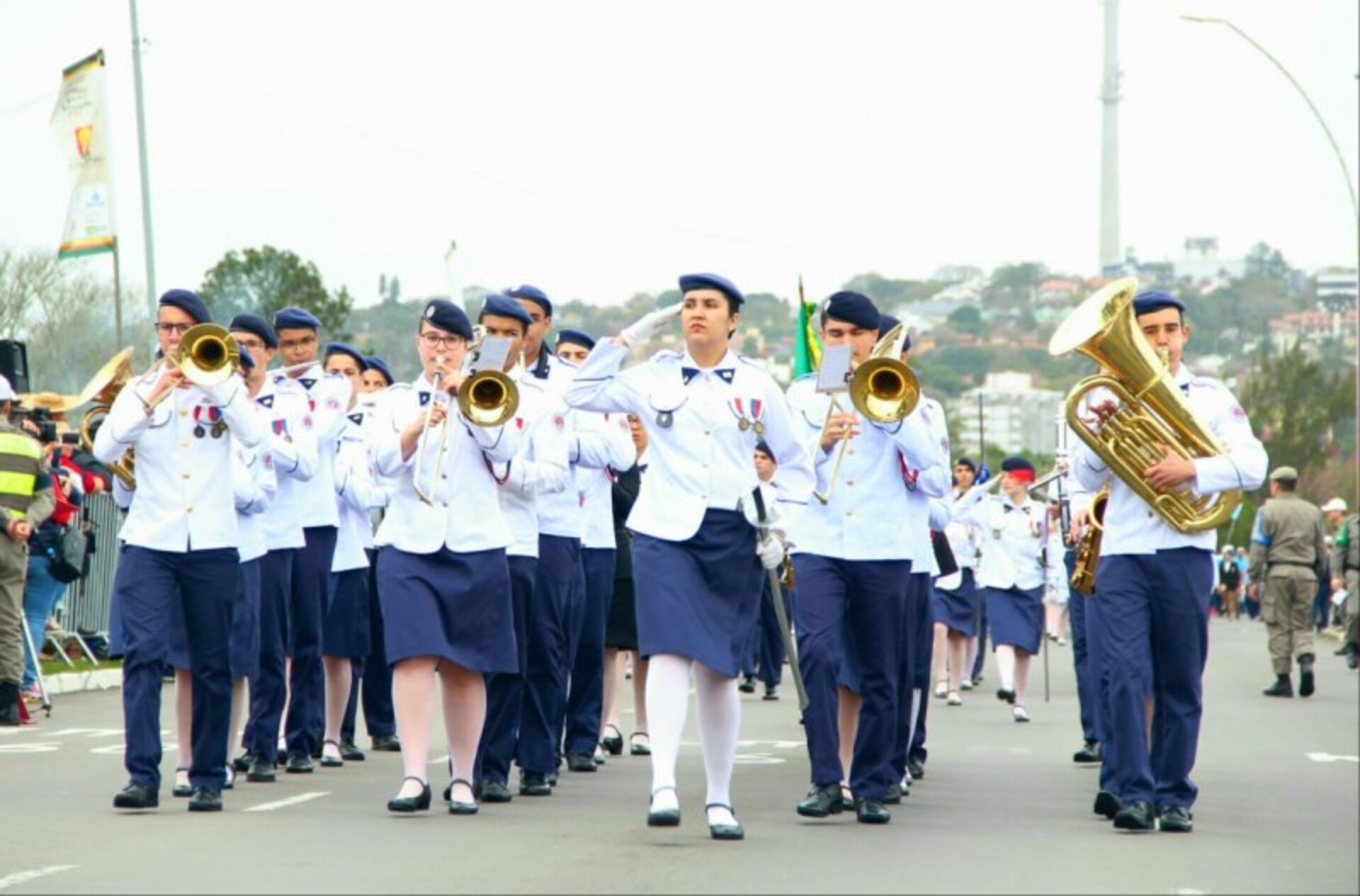 A Brigada Militar do RS abriu inscrições para o processo seletivo dos Colégios da Rede Tiradentes para 2026, com prazo até 30/9 e prova marcada para 26/10. São 592 vagas distribuídas entre oito unidades do estado, em categorias que incluem dependentes de policiais e bombeiros militares, estudantes de escolas públicas e ampla concorrência.