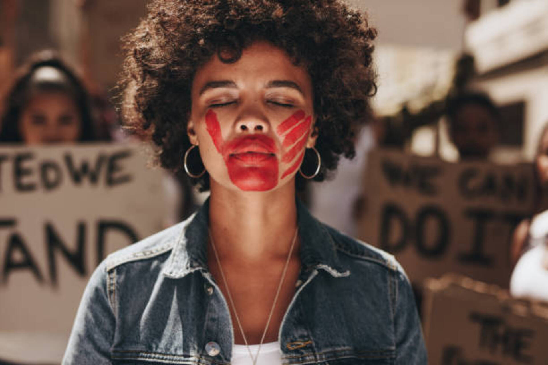 Principais vítimas são mulheres negras cis, trans e travestis, LGBTQIA+, parlamentares, candidatas, ativistas e defensoras de direitos humanos.
