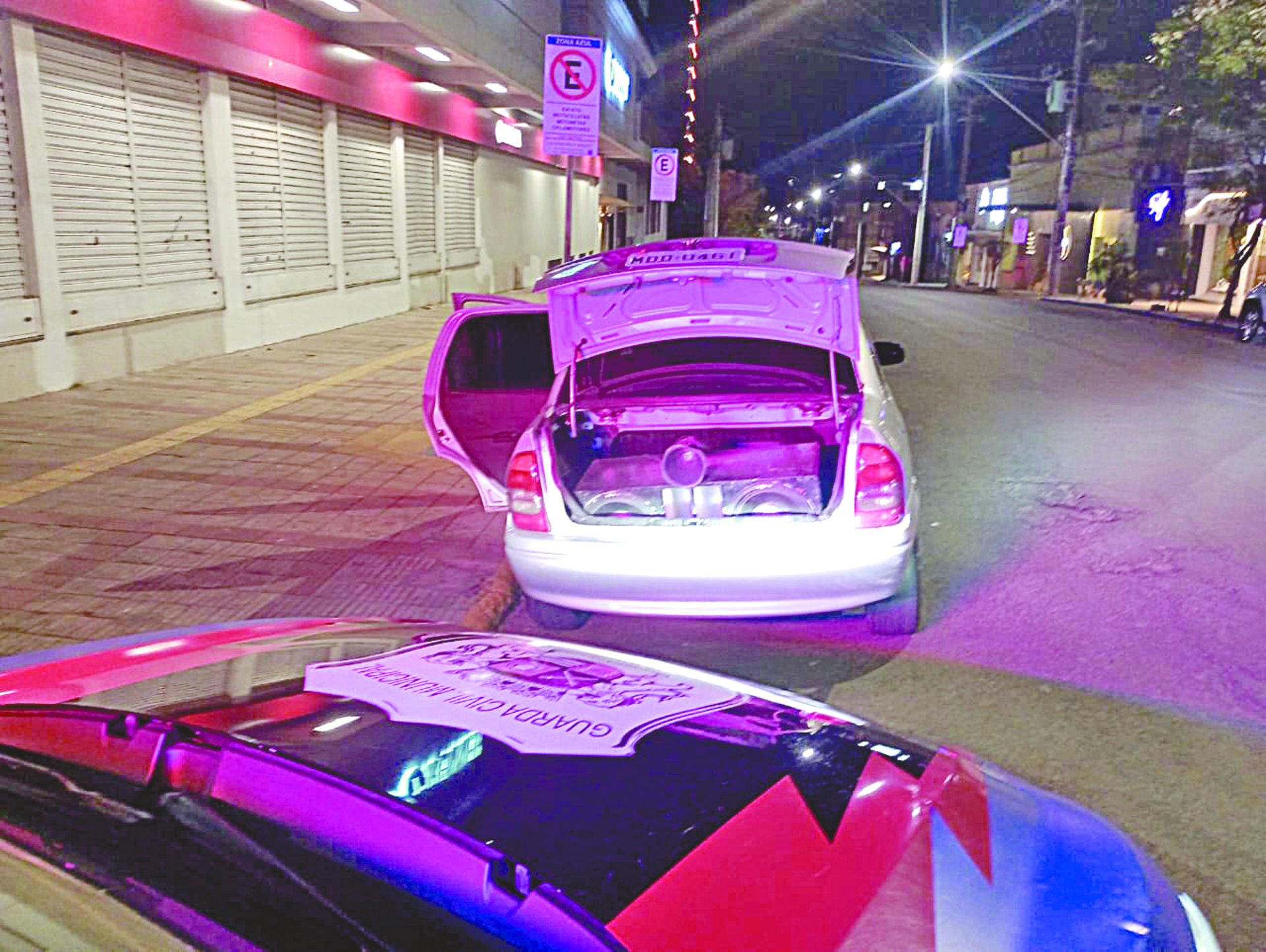 O veículo foi recolhido pela Guarda Municipal e levado ao Detran.