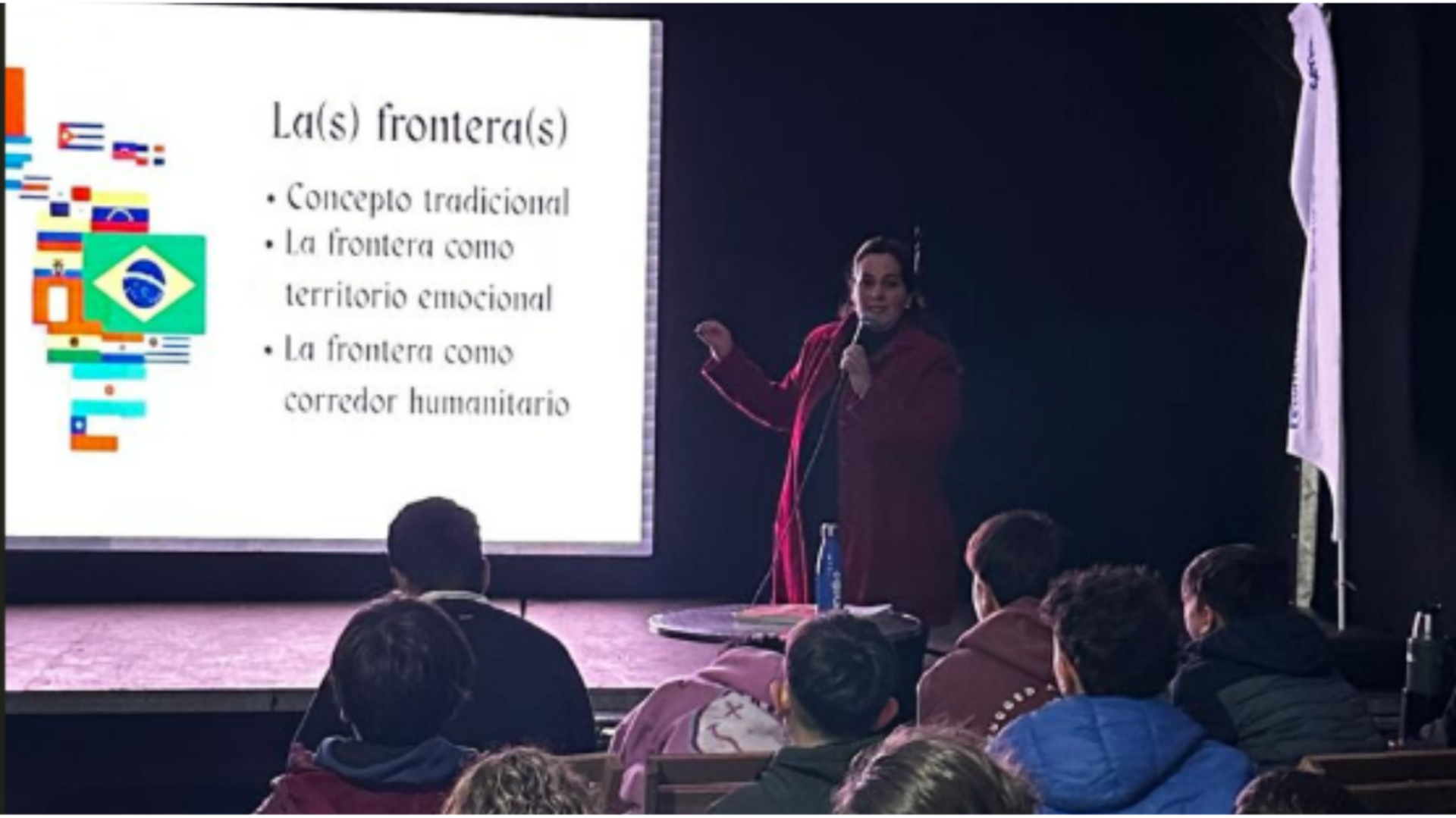 Público acompanha reflexão sobre mobilidade humana e direitos dos migrantes.