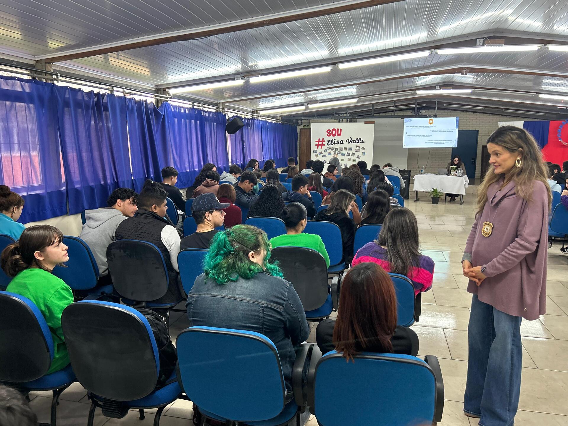 Delegada conversa com estudantes sobre combate à violência contra a mulher.