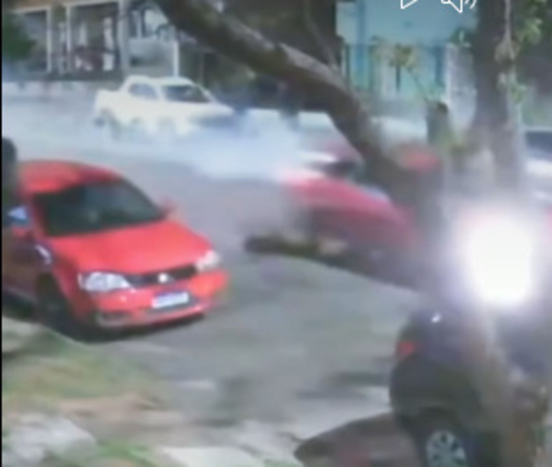 O caso ocorreu na madrugada do domingo, na Rua General Vitorino.