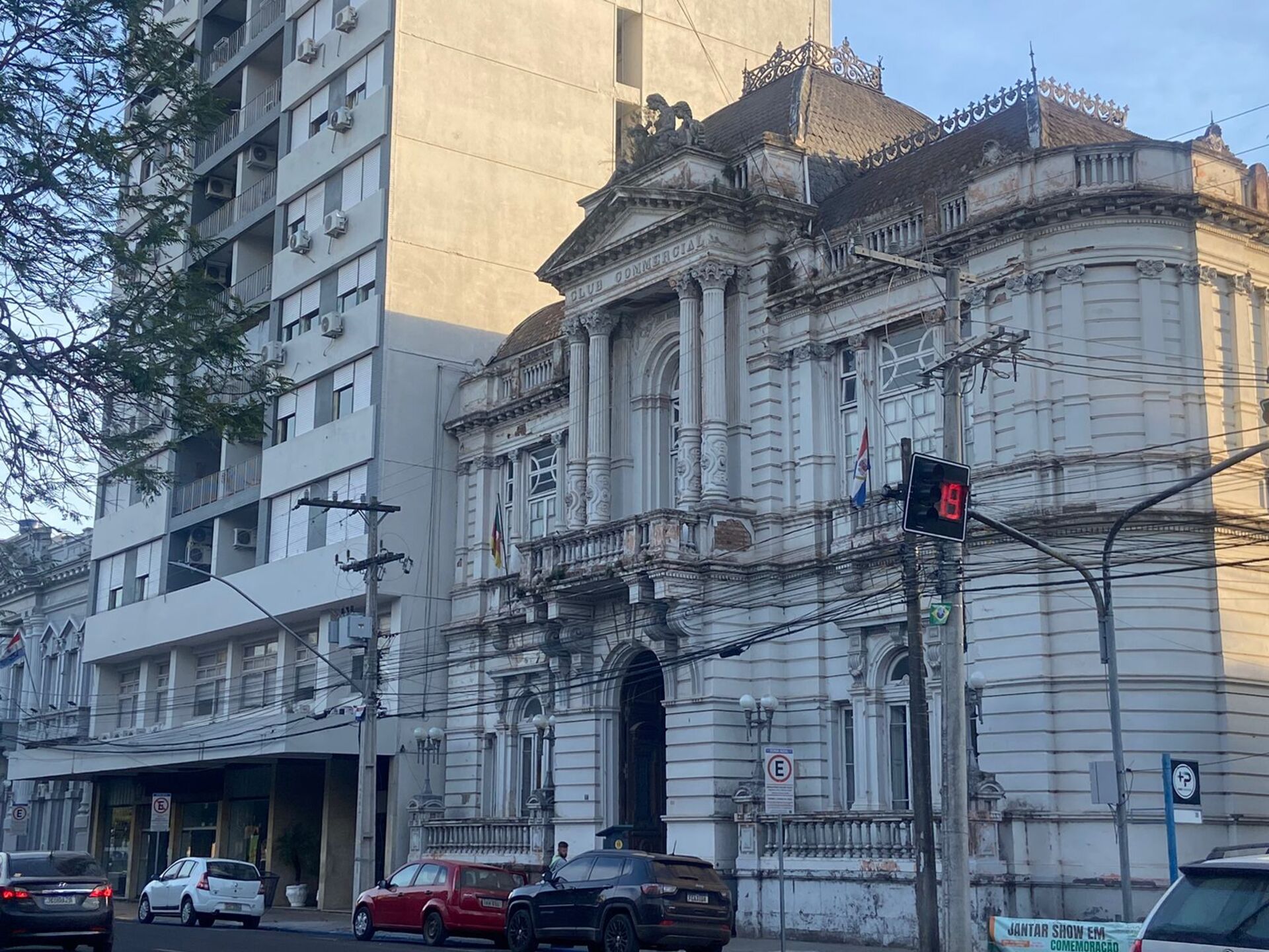 A programação está dividida em três painéis principais: Comércio, Transporte Internacional e Agronegócio