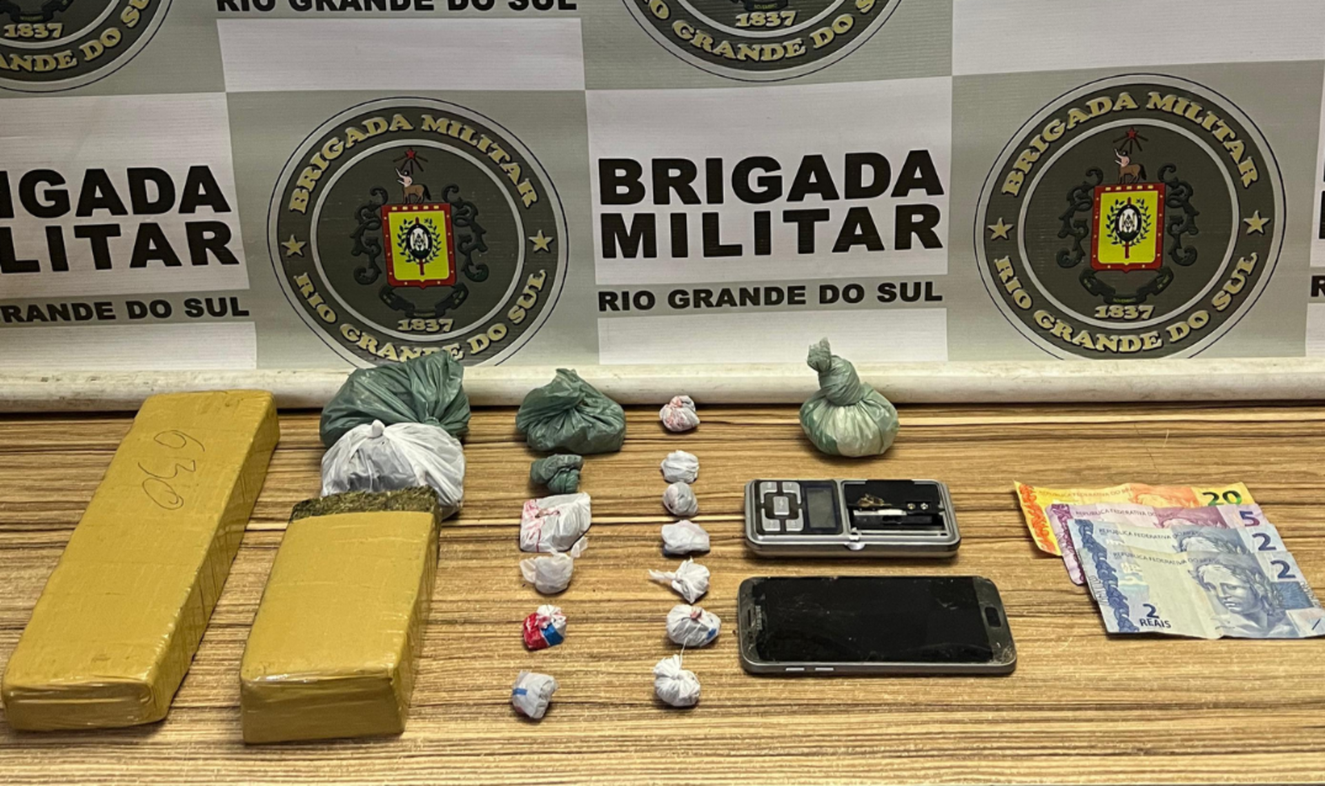 Dois tijolos de maconha e porções de cocaína foram apreendidos na operação.