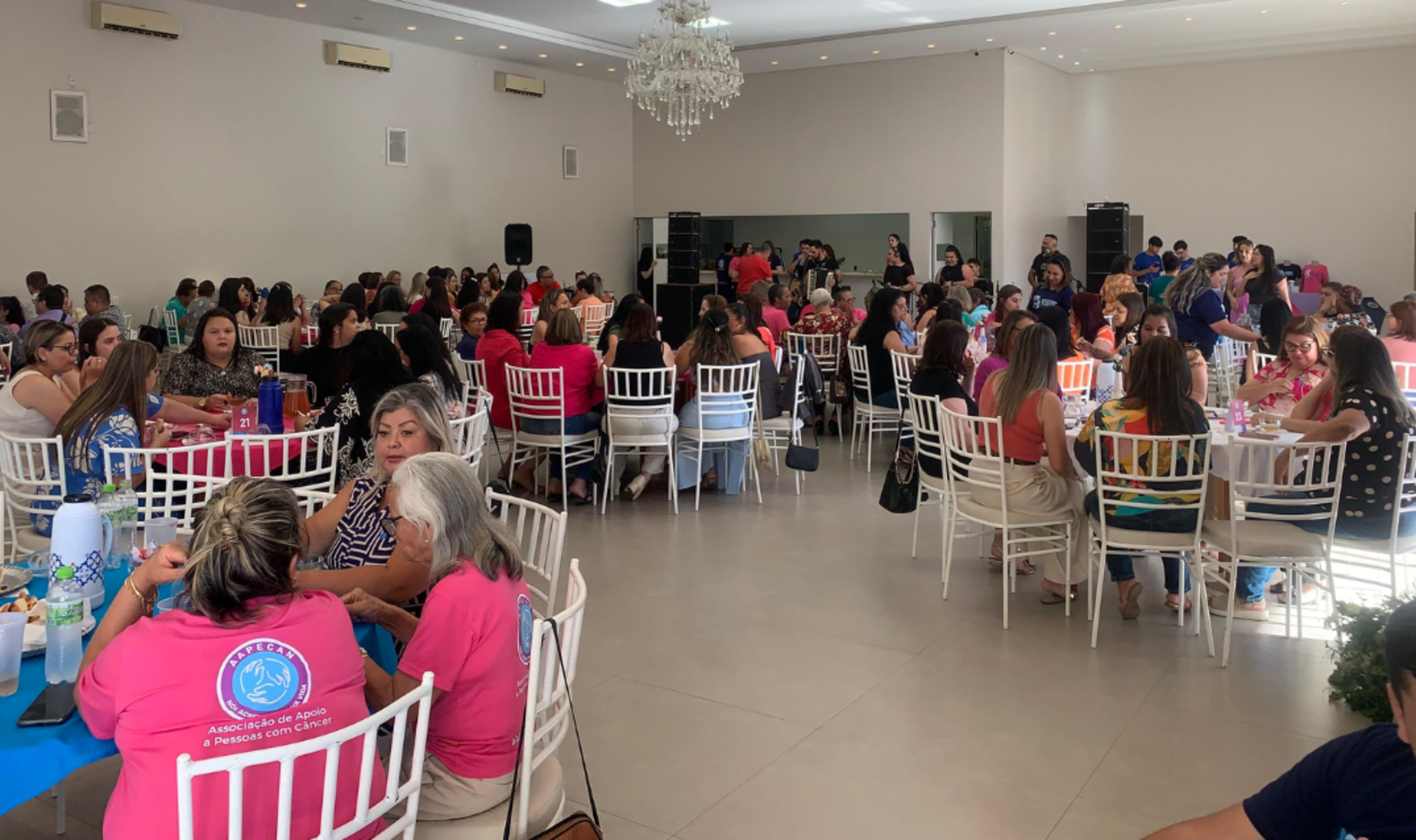 A Aapecan realiza, no dia 23 de agosto, a 4ª edição do seu tradicional Chá Beneficente. O evento será no salão Le Grand Hermès, às 15h, e parte da renda será destinada à manutenção dos serviços gratuitos da instituição, que acolhe pacientes em tratamento contra o câncer. Os ingressos custam R$ 50 e estão à venda na sede da Aapecan.