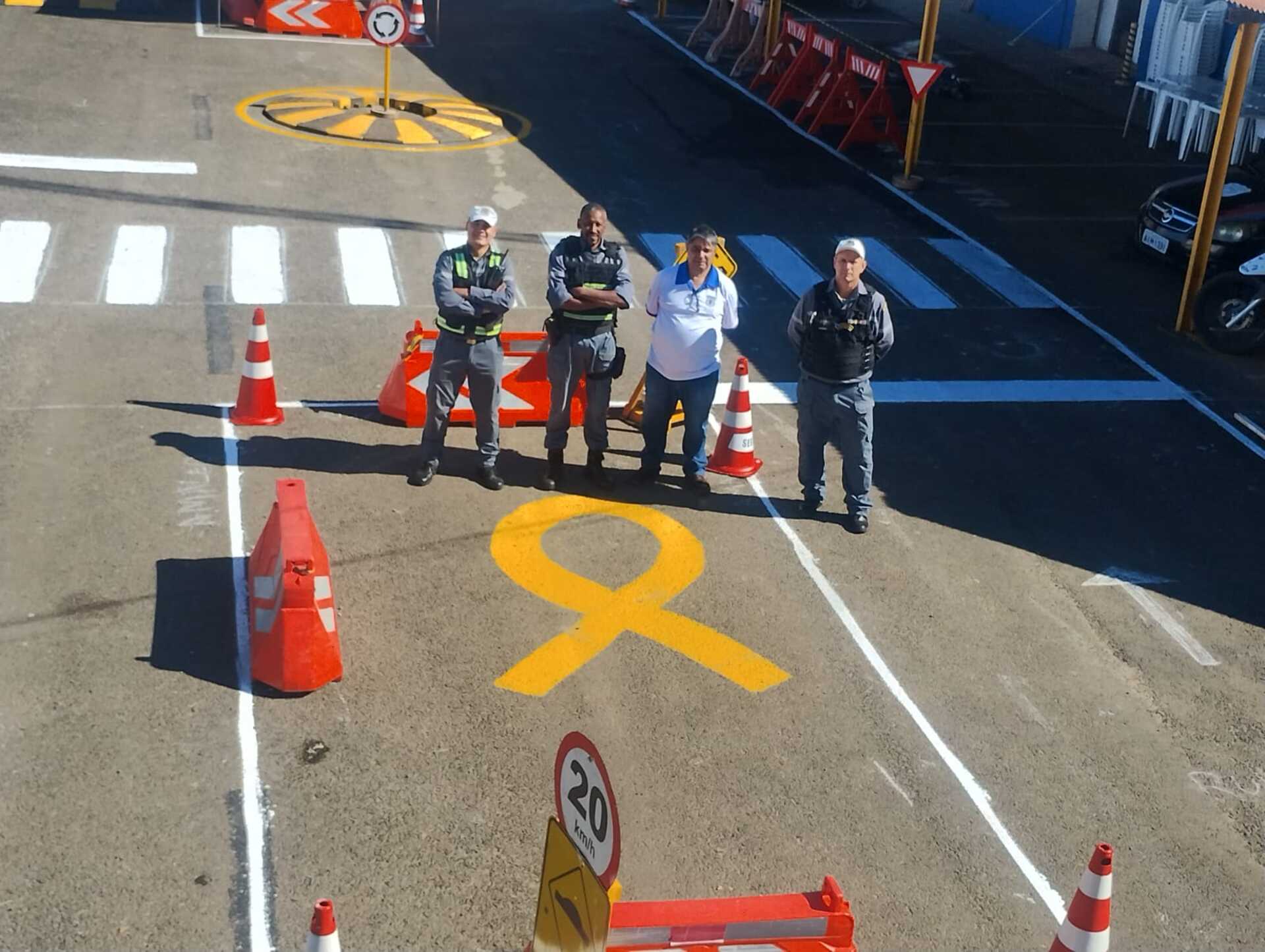Pequenos ‘motoristas’ e pedestres vivenciam regras de trânsito em um ambiente seguro e divertido.
