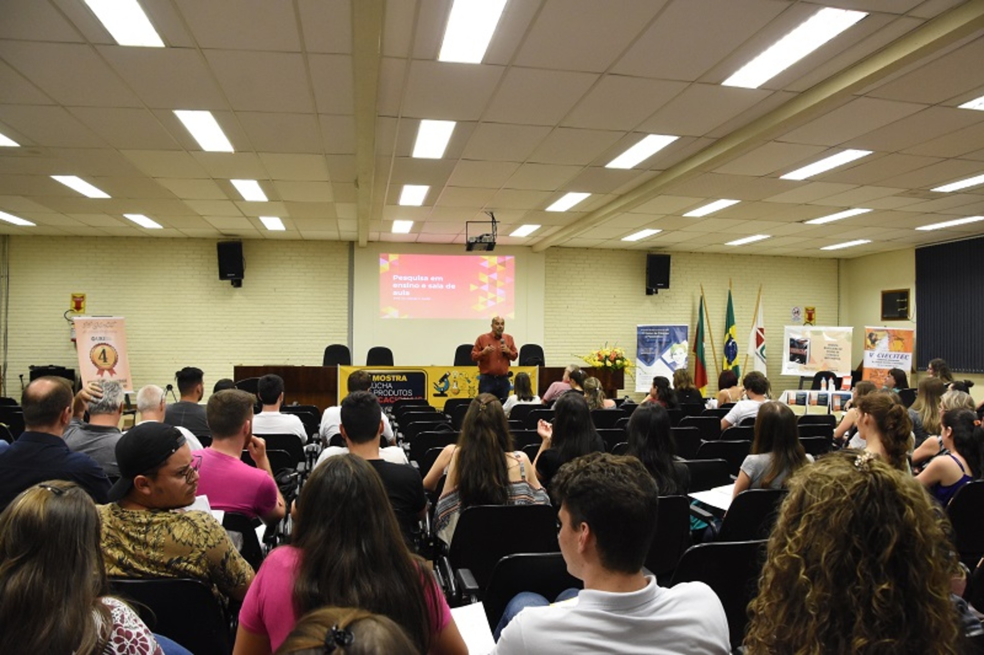 Educadores e estudantes exploram metodologias inovadoras e recursos pedagógicos que transformam práticas de ensino no Rio Grande do Sul