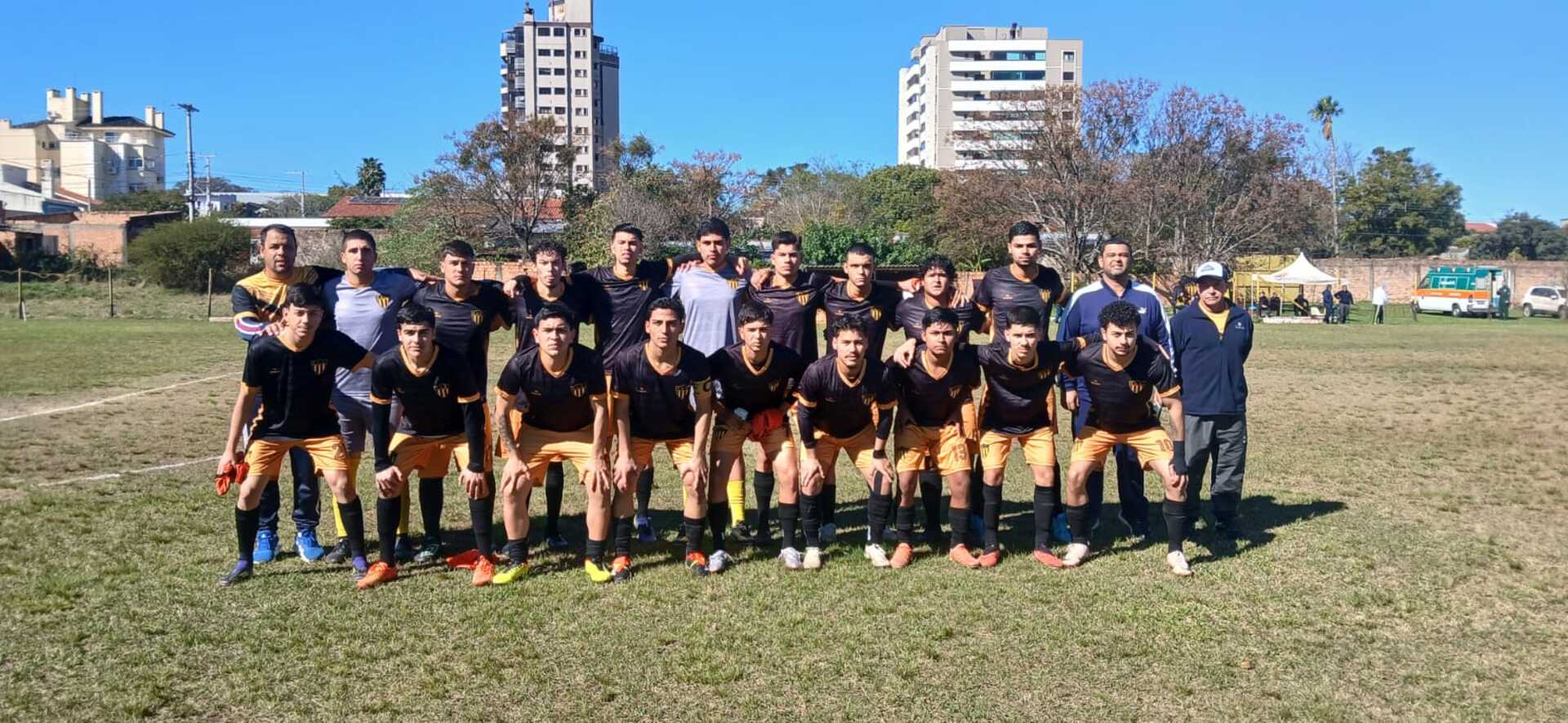 Jogadores do Uruguaiana tentam reação durante a derrota por 5 a 0 para o Cruzeiro.