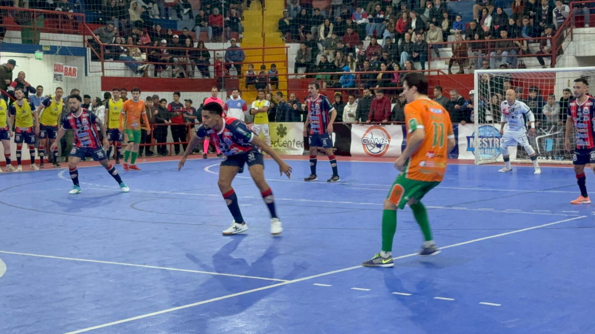 A Uruguaianense venceu o Entre-Ijuís por 4 a 1, controlando a partida do início ao fim. O primeiro gol saiu no fim do primeiro tempo, após escanteio cobrado por Japa e finalização de Kaio.