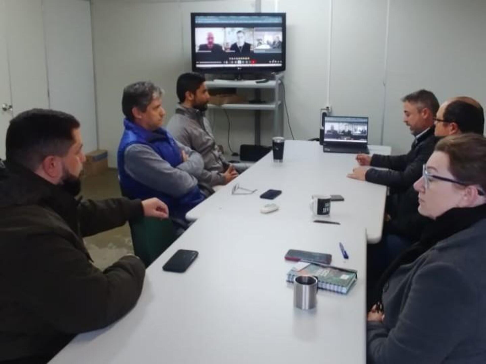 A assinatura da Ordem de Serviço ocorreu em reunião com a participação do reitor da Unipampa, Edward Frederico Castro Pessano