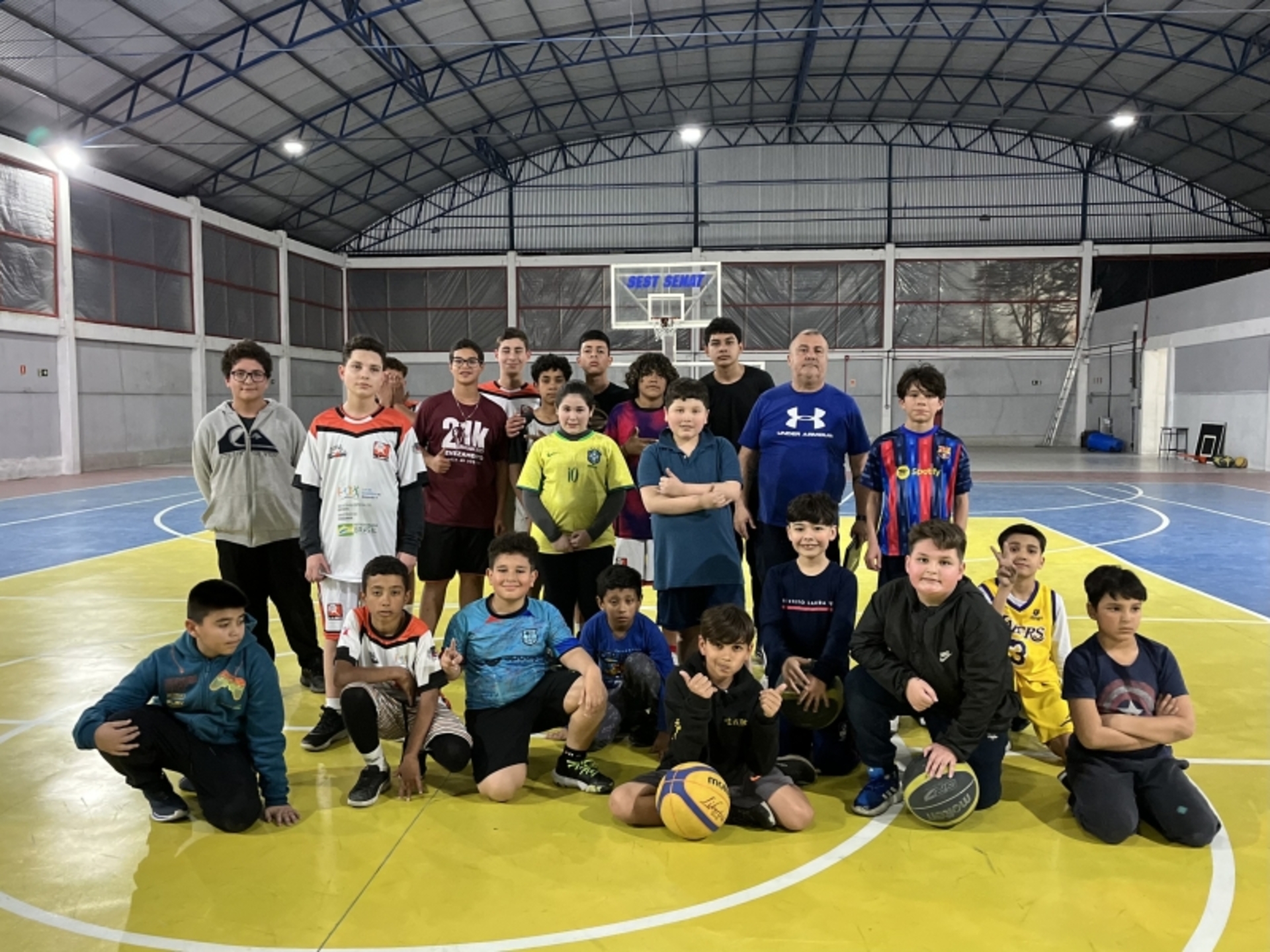 A iniciativa busca incentivar hábitos saudáveis, promover disciplina e integração social, além de fortalecer o basquete local. As inscrições seguem abertas na sede da Smel para meninos e meninas interessados.