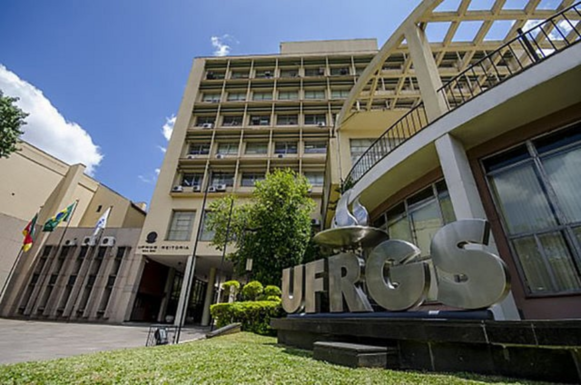 Concurso oferece quatro vagas para professores com salários a partir de R$6 mil.