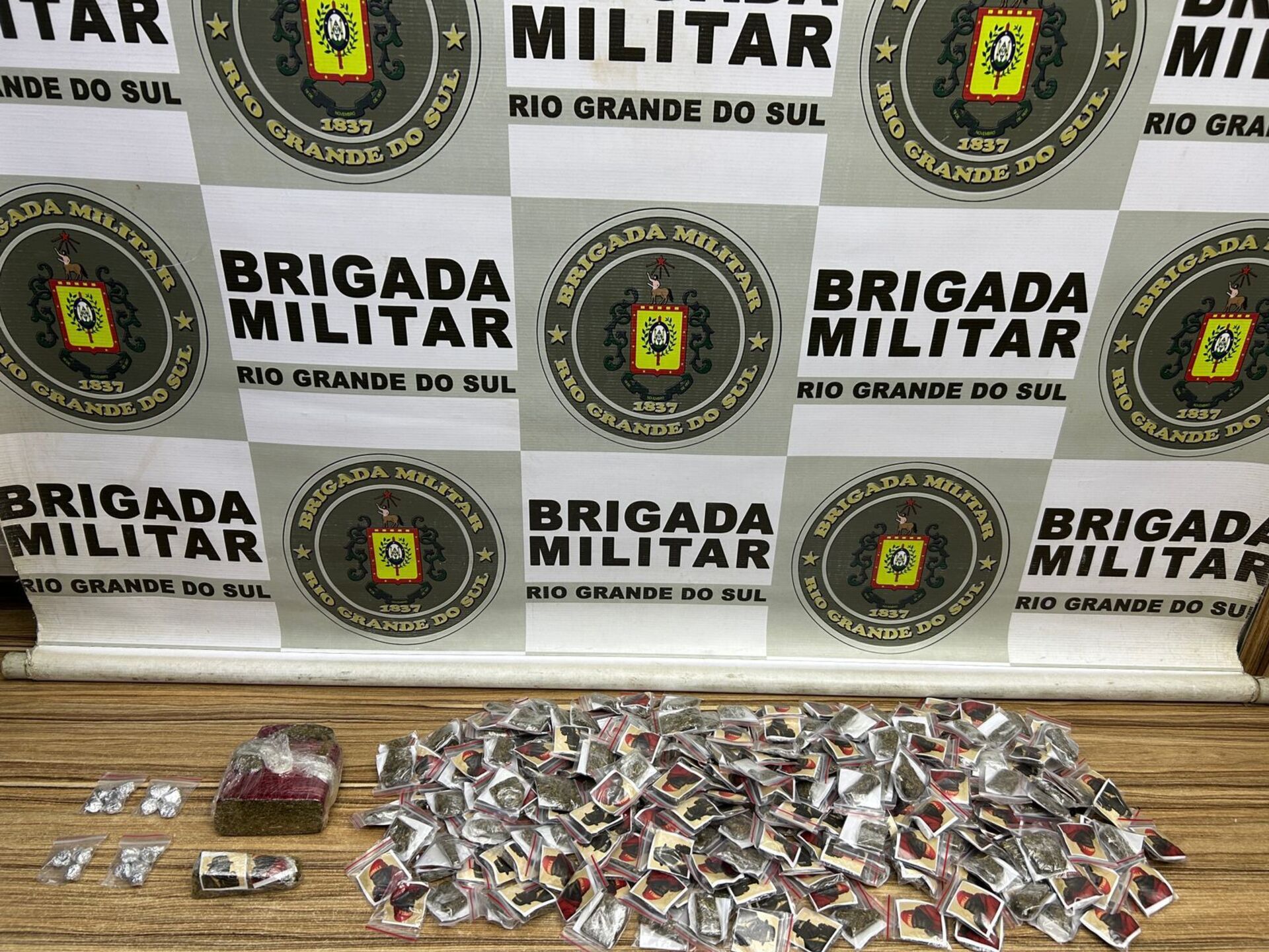 Operação resulta em flagrante de drogas, balanças e dinheiro.