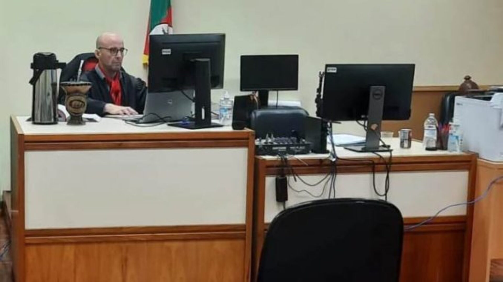 A ordem de prisão preventiva foi mantida e a execução da pena determinada de imediato, mas o réu permanece foragido.