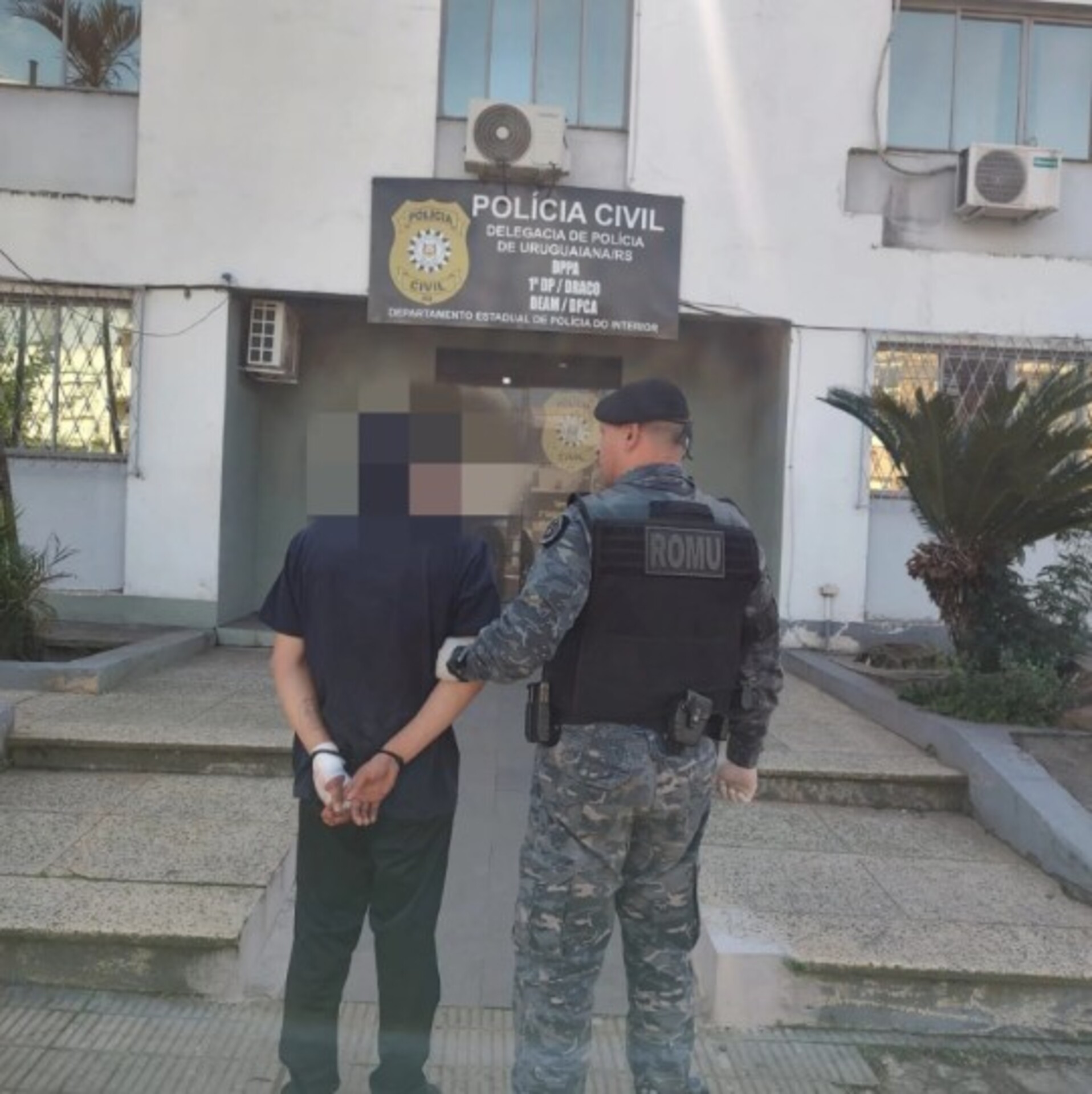 Acusado foi preso, com visíveis sinais de embriaguez, após causar danos na Secretaria de Turismo