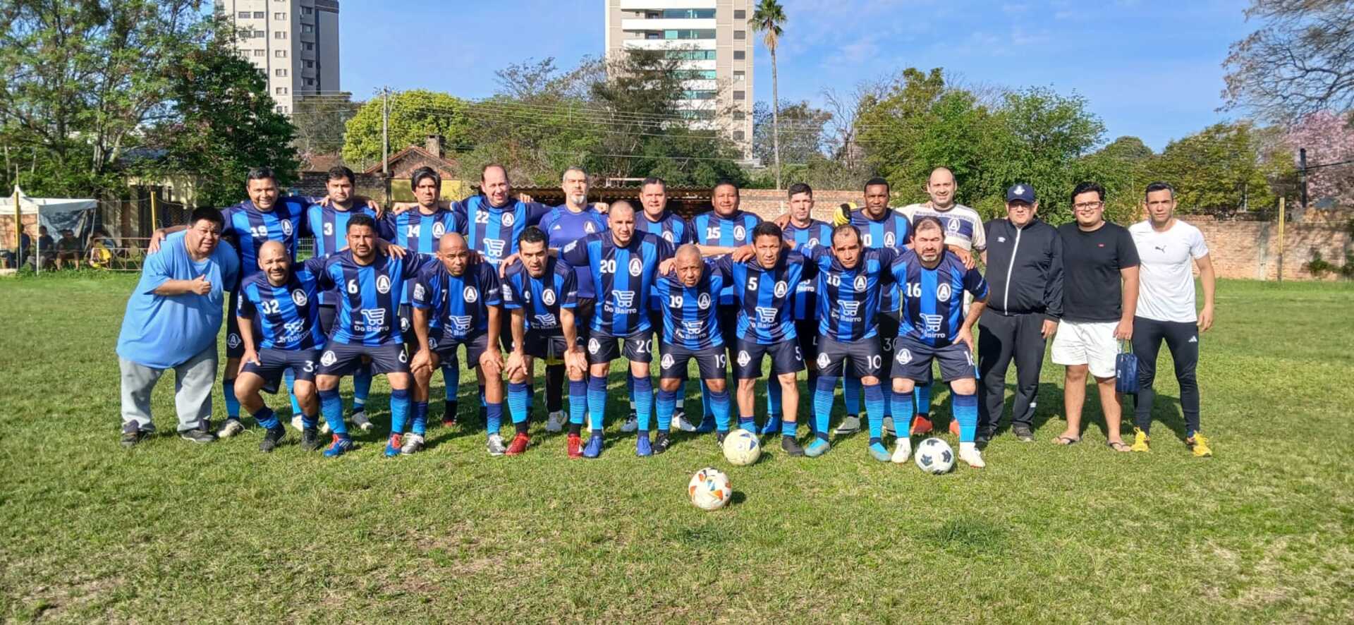 No sábado, 13/9, Azulão e Botafogo garantiram vaga na final do 8° Torneio da Amizade Master Quarentão, realizado no estádio Felisberto Fagundes Filho. O Botafogo venceu o Palmeiras por 3 a 2, enquanto o Azulão superou o Uruguaiana por 4 a 2, confirmando presença na decisão.