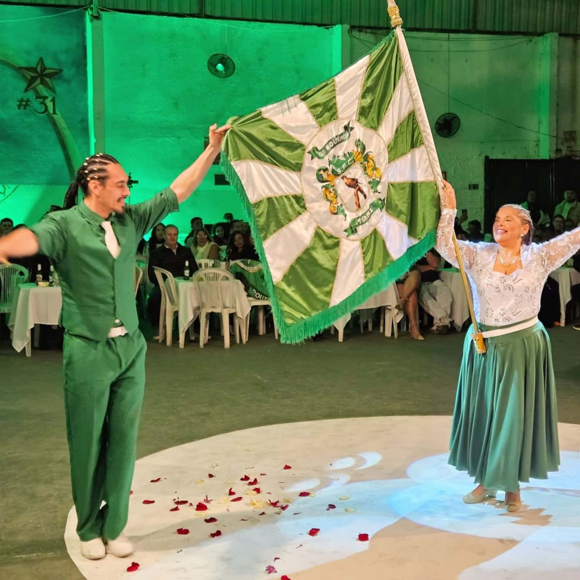 Festa apresentou enredo, bateria, corte oficial e protótipos de fantasias