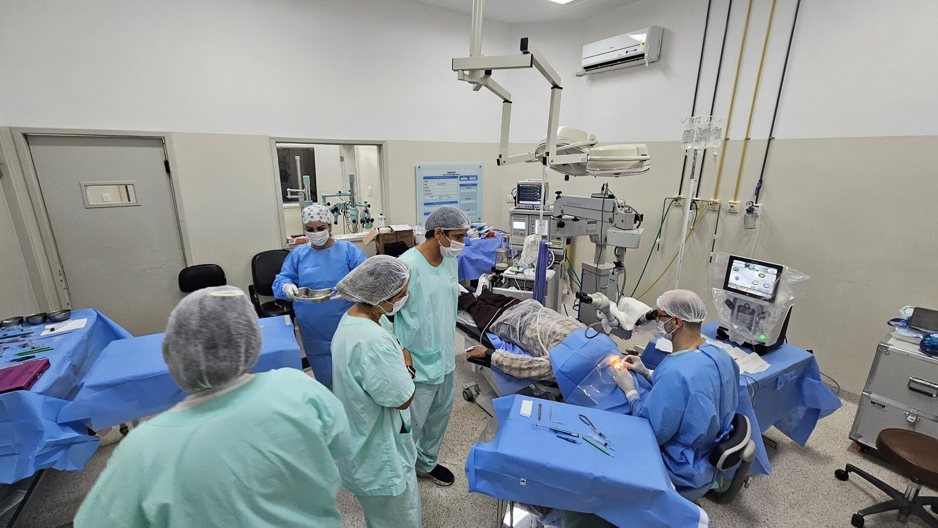 Pacientes recebem alta no mesmo dia após cirurgias de catarata e pterígio, realizadas com acompanhamento completo da equipe médica.Pacientes recebem alta no mesmo dia após cirurgias de catarata e pterígio, realizadas com acompanhamento completo da equipe médica.