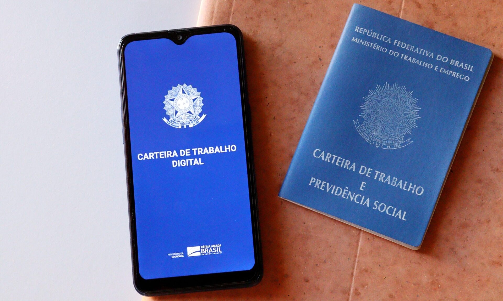 Mercado de trabalho local mostra crescimento moderado com destaque para jovens e ensino médio completo.