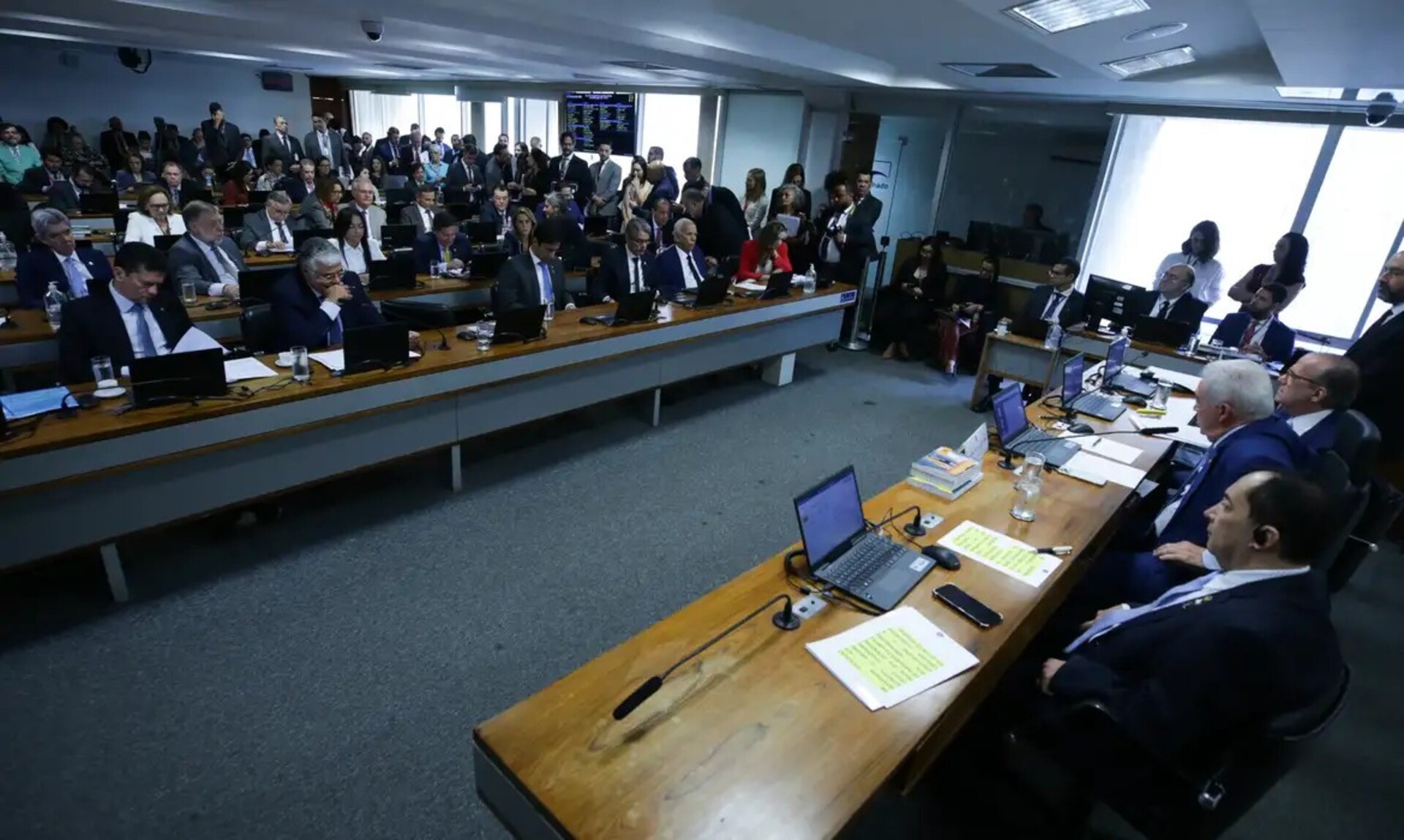 Senadores da CCJ rejeitaram a PEC da Blindagem, mantendo a responsabilização criminal de parlamentares intacta.