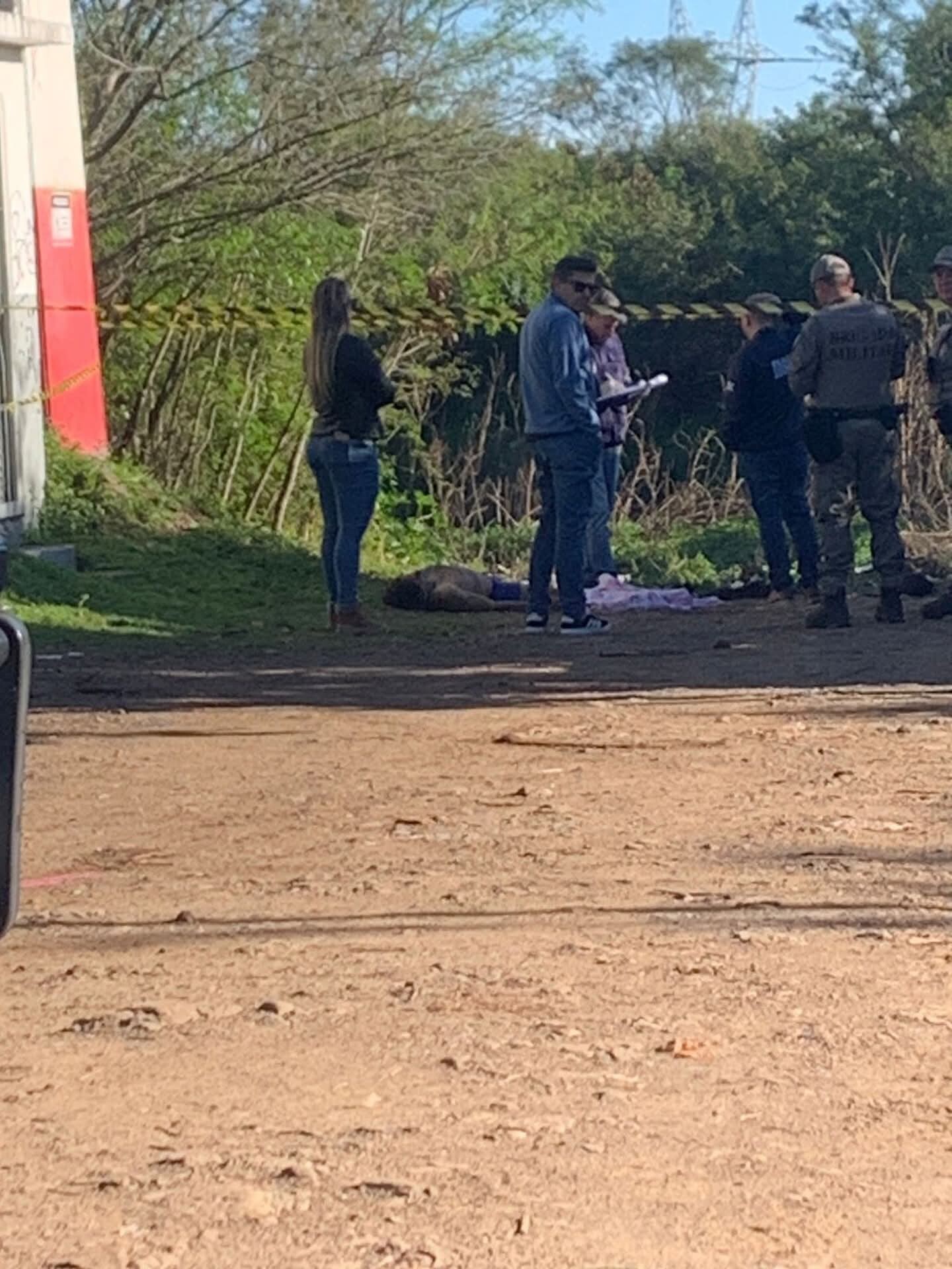Peritos do IGP analisam o local em busca de evidências para esclarecer o crime.