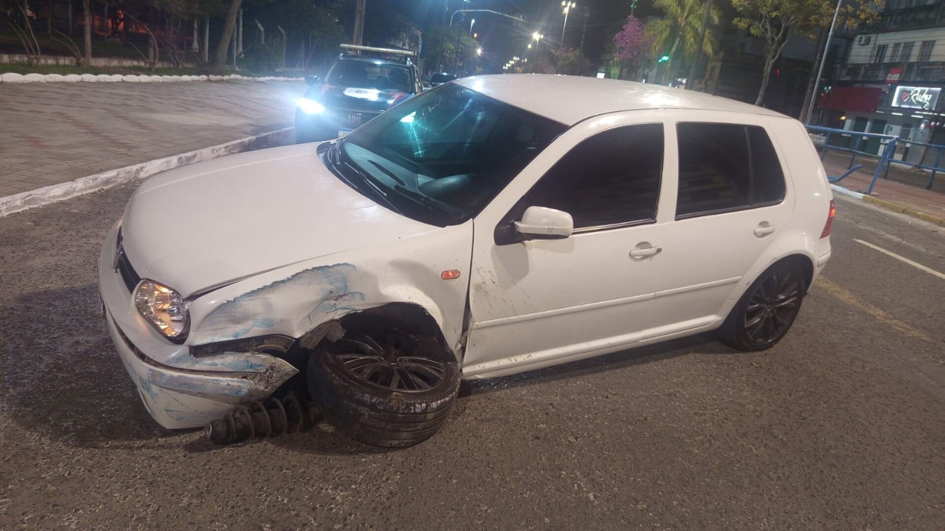 O acidente ocorreu por volta das 5h05min, sem feridos, mas com danos ao patrimônio. O motorista recusou o teste do bafômetro e foi preso em flagrante. O veículo foi removido e levado a um depósito conveniado ao Detran.