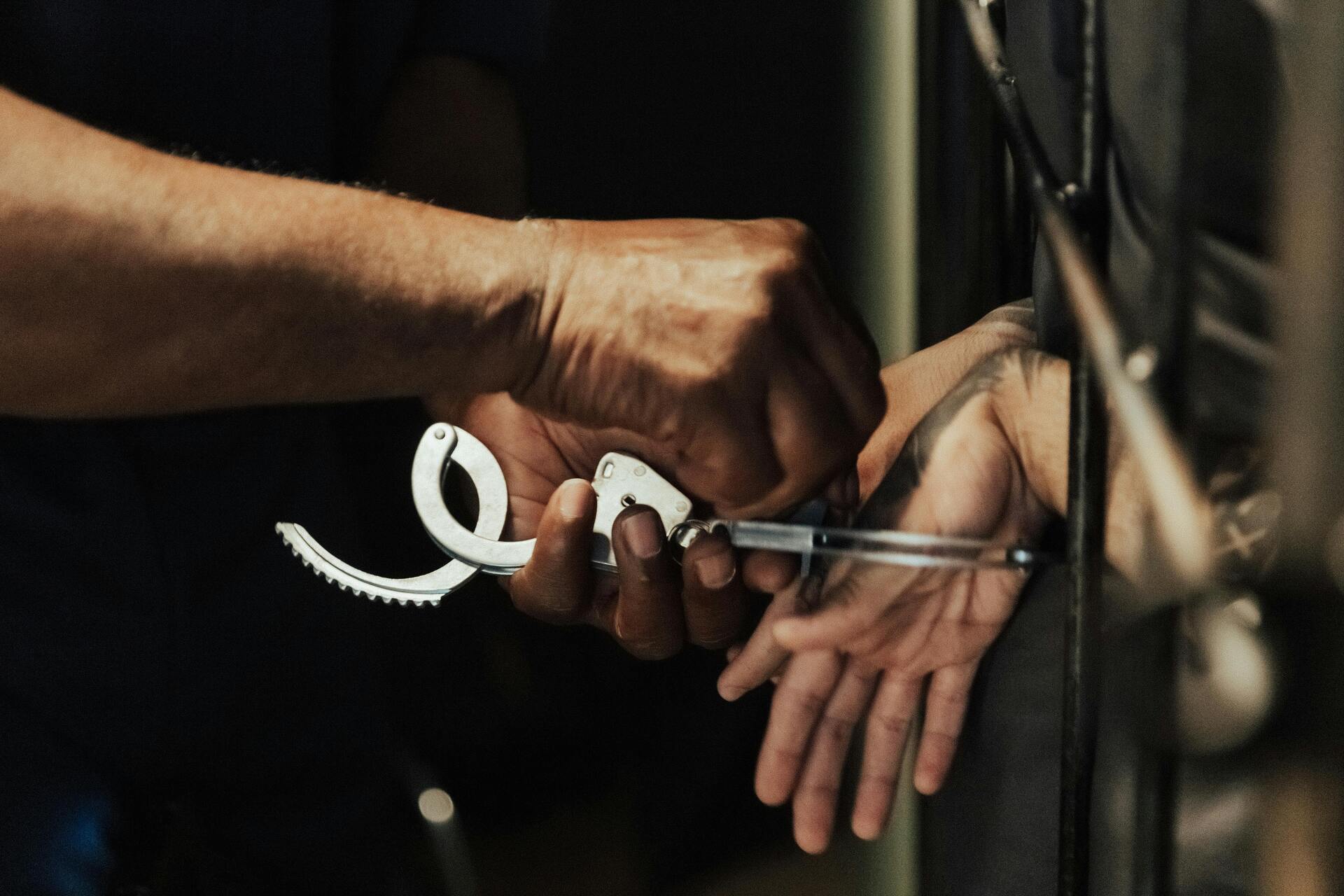 Lucas permanece em prisão temporária e ficou em silêncio durante o interrogatório. O inquérito incluiu o depoimento de testemunhas e moradores, e o indiciamento contempla feminicídio e resistência à ação de policiais militares. Eduarda tinha três filhos e histórico de desentendimentos com o companheiro, além de registrar consumo de drogas no contexto familiar.