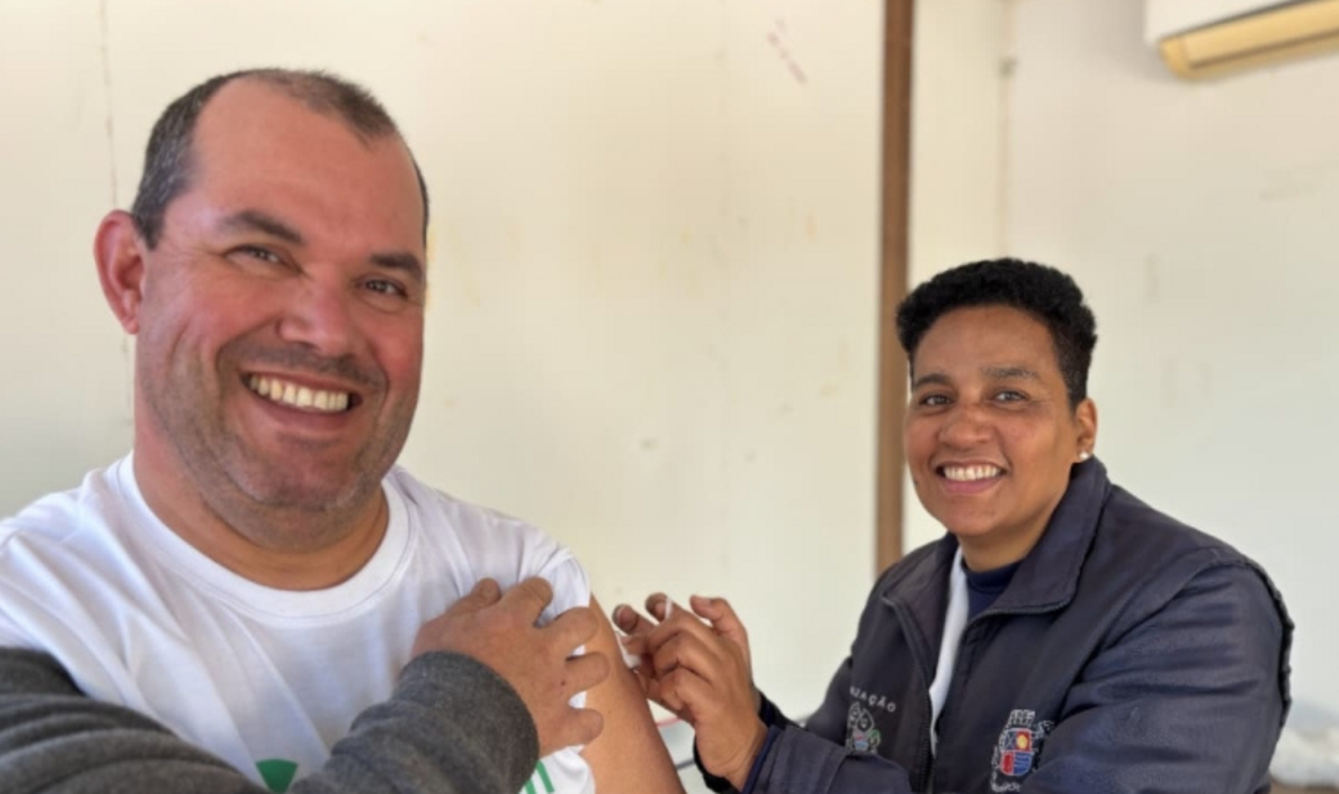 Vacinação continua em diferentes unidades de saúde, reforçando a proteção diante da nova variante XFG no RS.