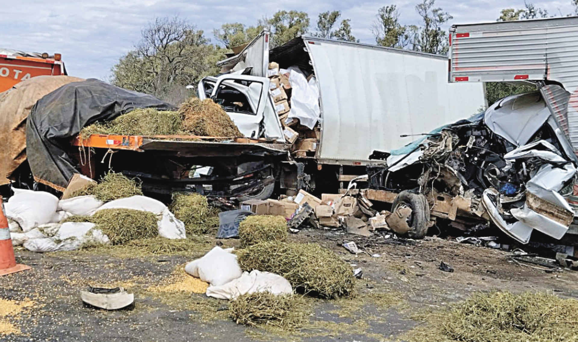 Um acidente envolvendo três caminhões e dois carros deixou cinco pessoas feridas no km 665 da BR-290, próximo ao acesso ao Plano Alto. A colisão frontal seguida de engavetamento provocou dois feridos graves e três leves.