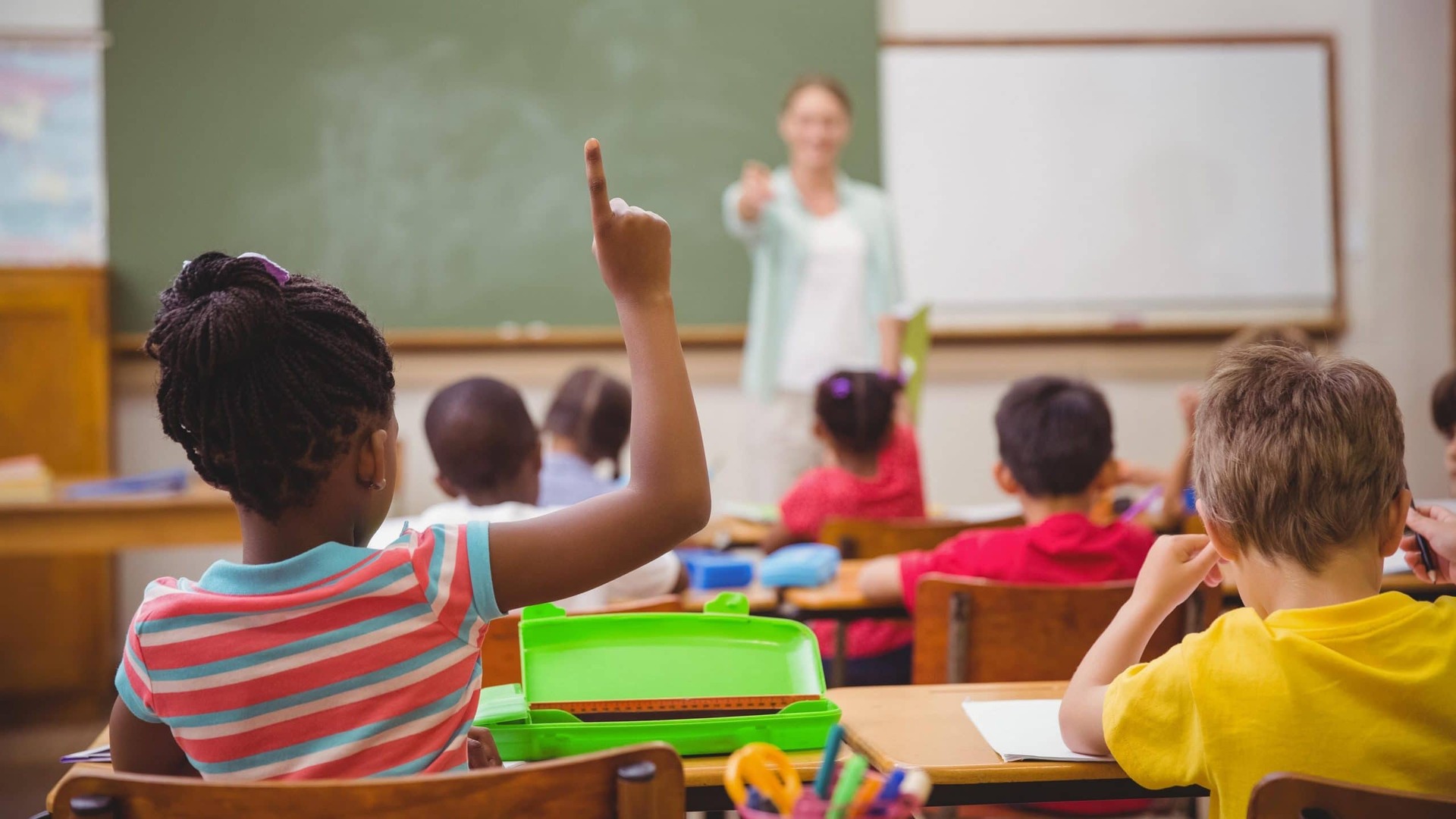 Panorama da educação básica no RS mostra crescimento nas creches e queda no ensino médio e na EJA entre 2015 e 2024