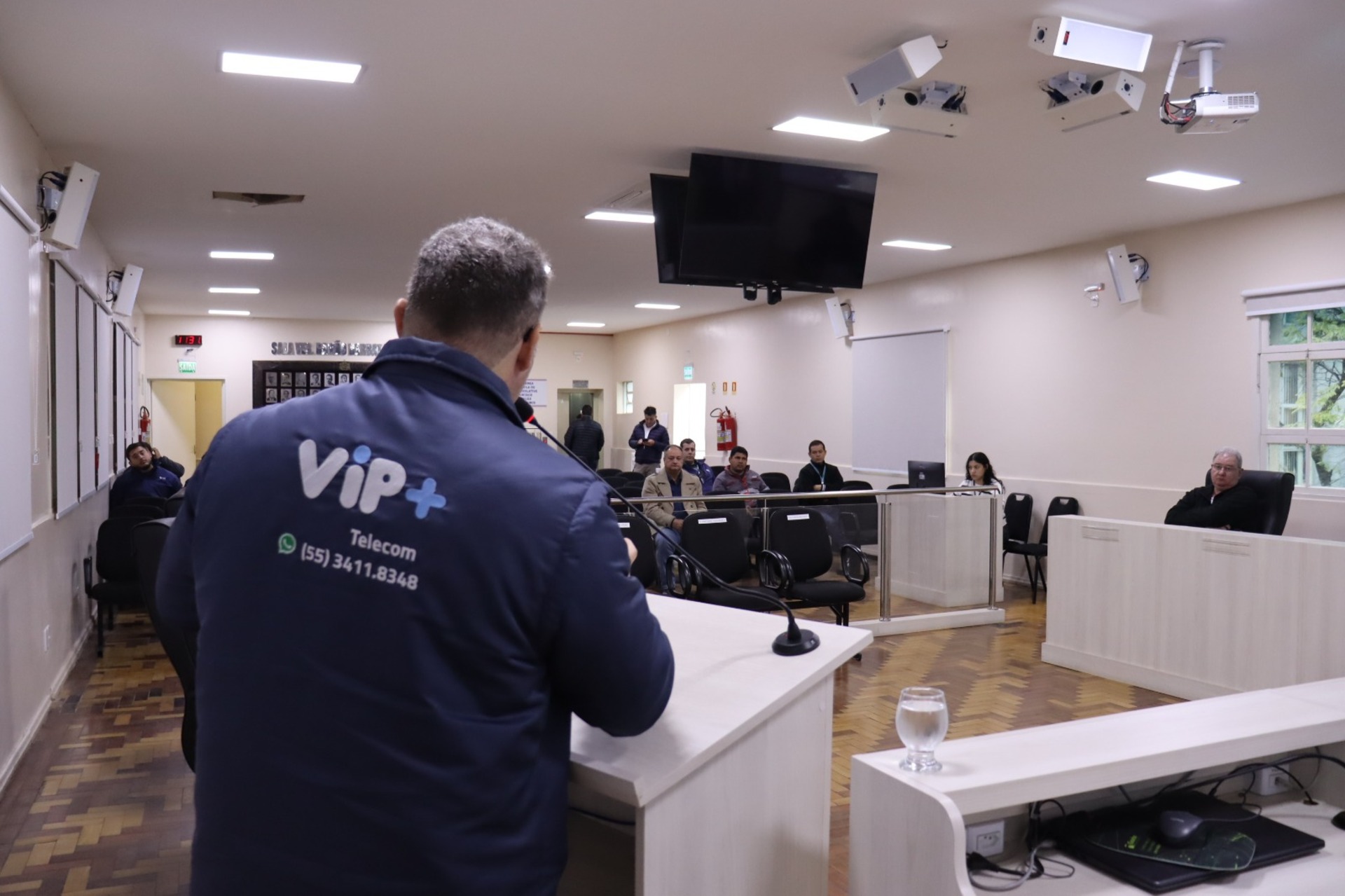 Reunião da Comissão de Serviços Municipais da Câmara debateu riscos de cabos soltos e descumprimento de lei municipal