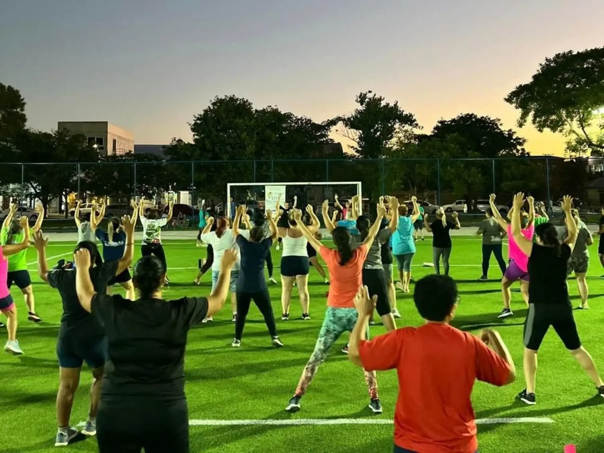 Evento reúne comunidade em atividade de dança e exercícios aeróbicos.