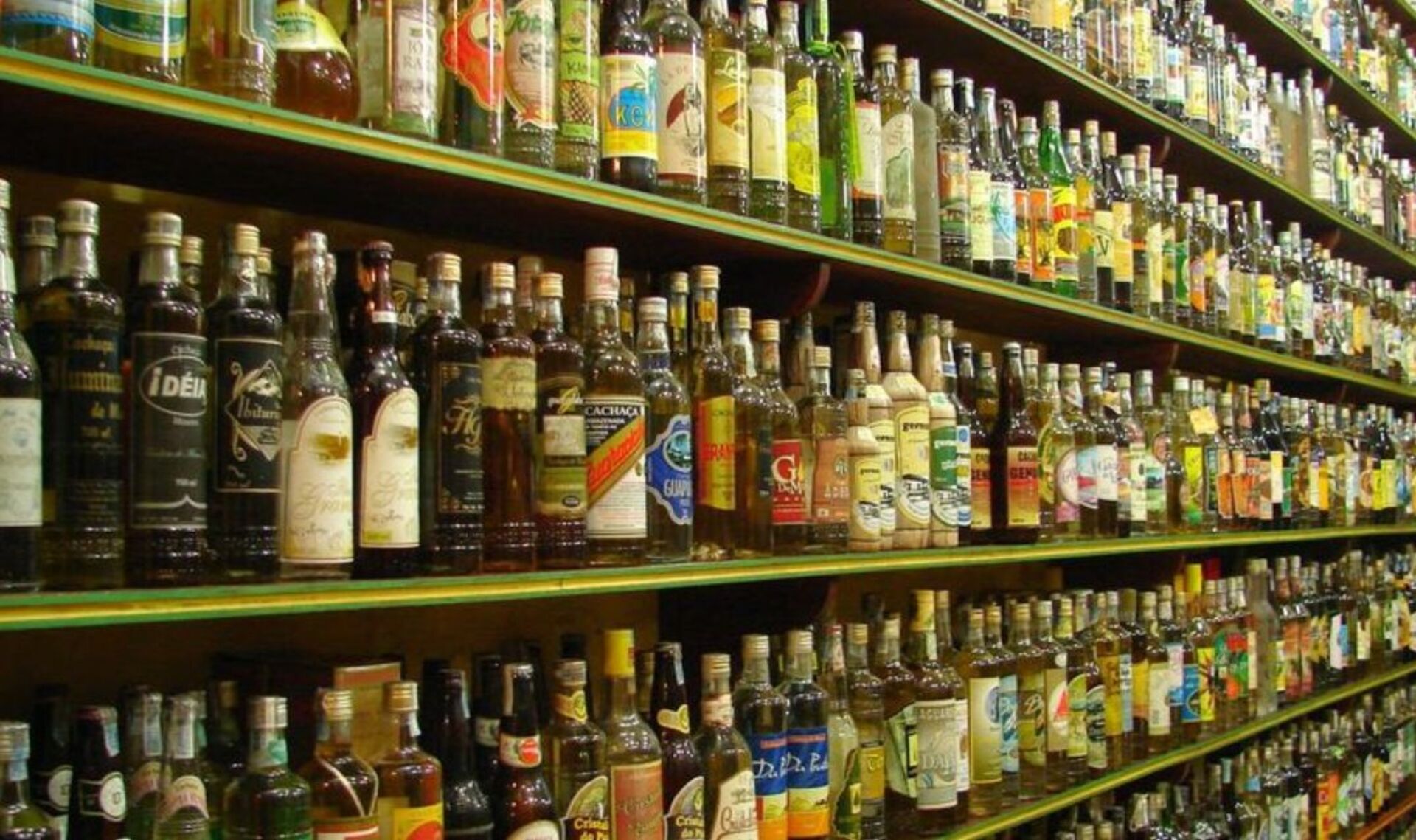 O governo do RS, em parceria com a Fecomércio-RS, oferece curso online gratuito para capacitar fiscais sanitários e agentes de segurança pública no combate ao mercado ilegal de bebidas alcoólicas. A iniciativa faz parte das ações preventivas diante do alerta nacional sobre intoxicações por metanol.