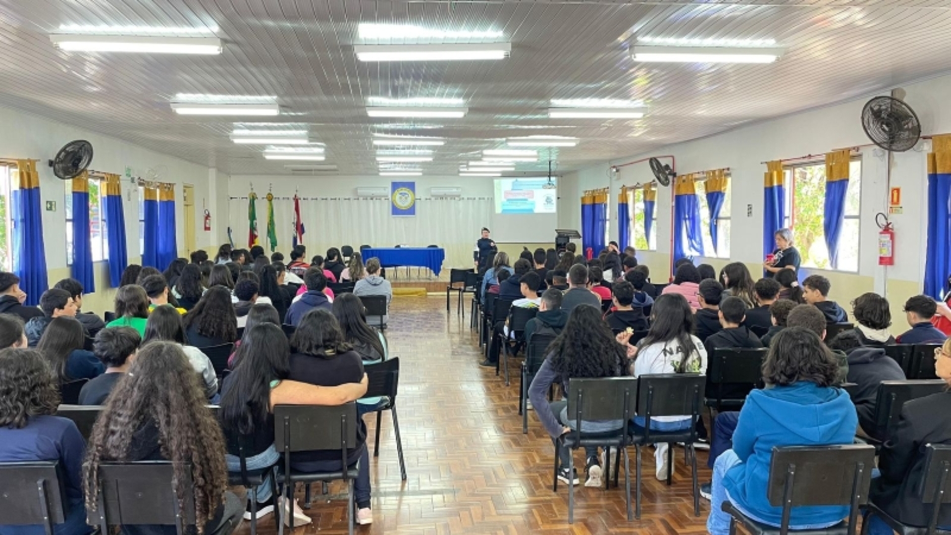 Guardas Municipais orientam alunos sobre respeito e empatia durante palestra na Escola José Francisco.